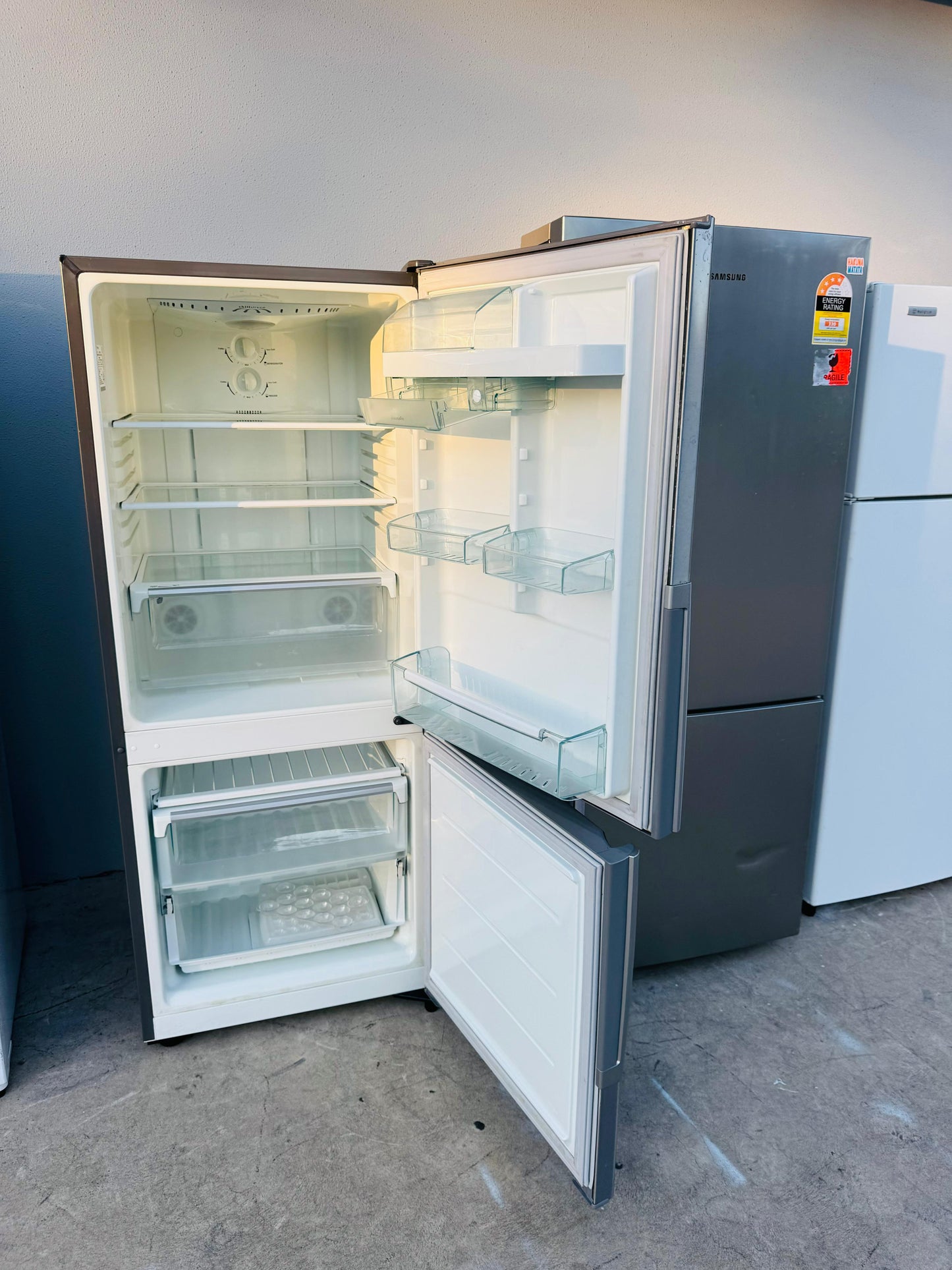WESTINGHOUSE 370 LITRES FRIDGE FREEZER