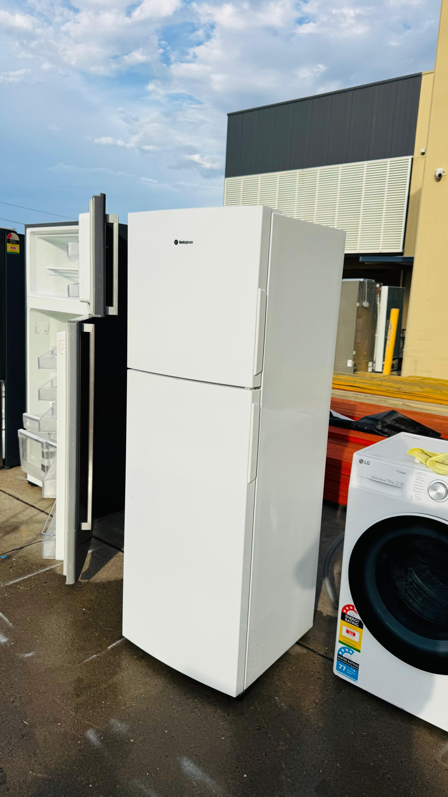 WESTINGHOUSE 275 LITRES FRIDGE FREEZER