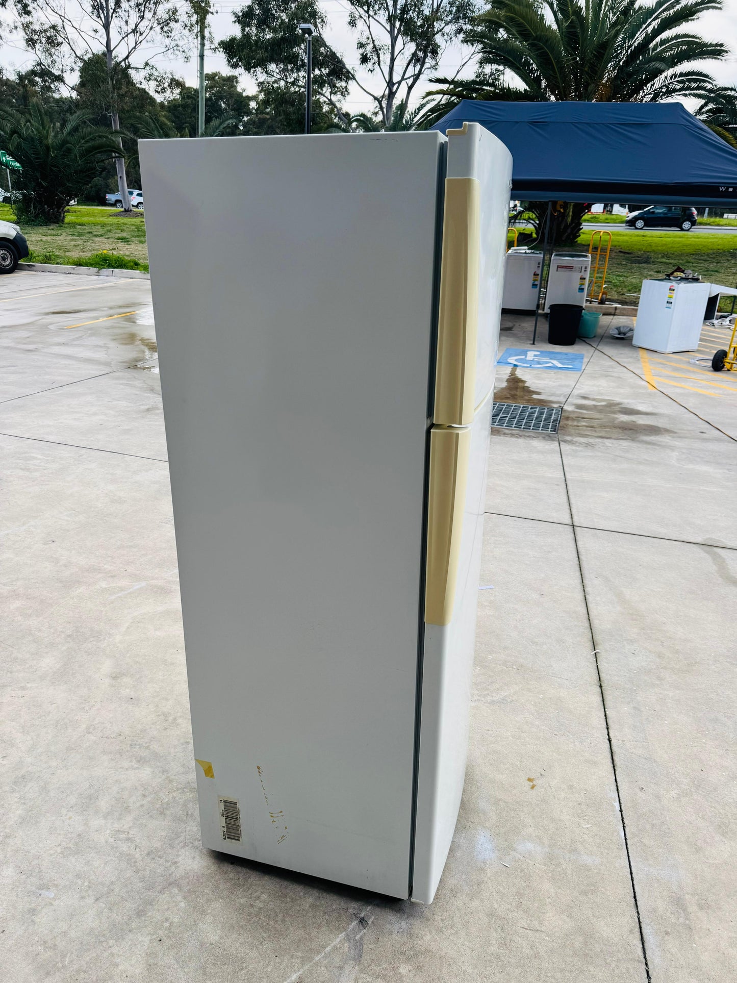 WESTING HOUSE 328 LITRES FRIDGE FREEZER