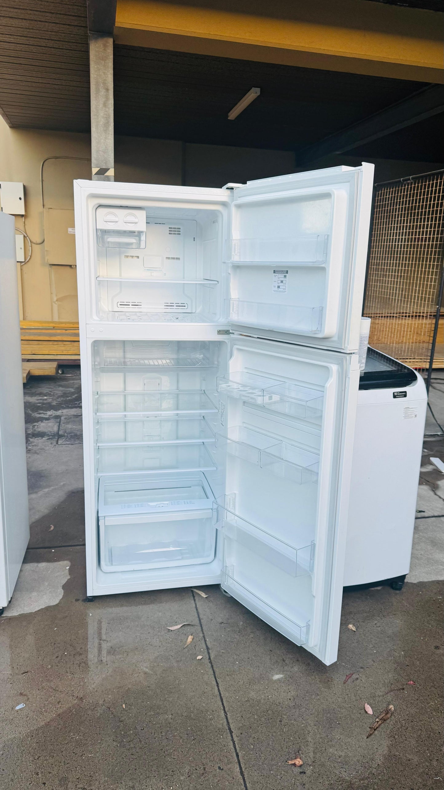 WESTINGHOUSE 339 LITRES FRIDGE FREEZER