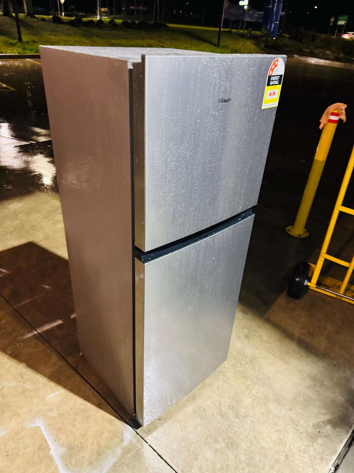 HISENSE 223 LITRES FRIDGE FREEZER