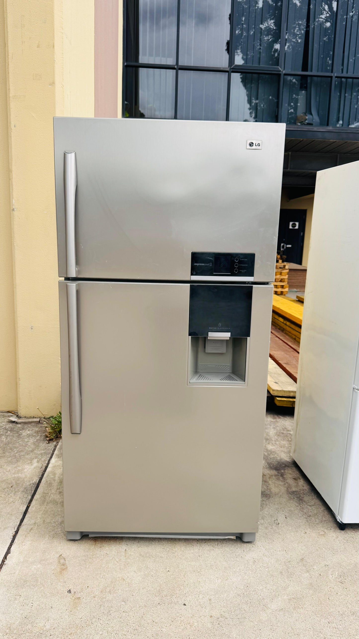 LG 564 LITRES FRIDGE FREEZER & WATER DISPENSER
