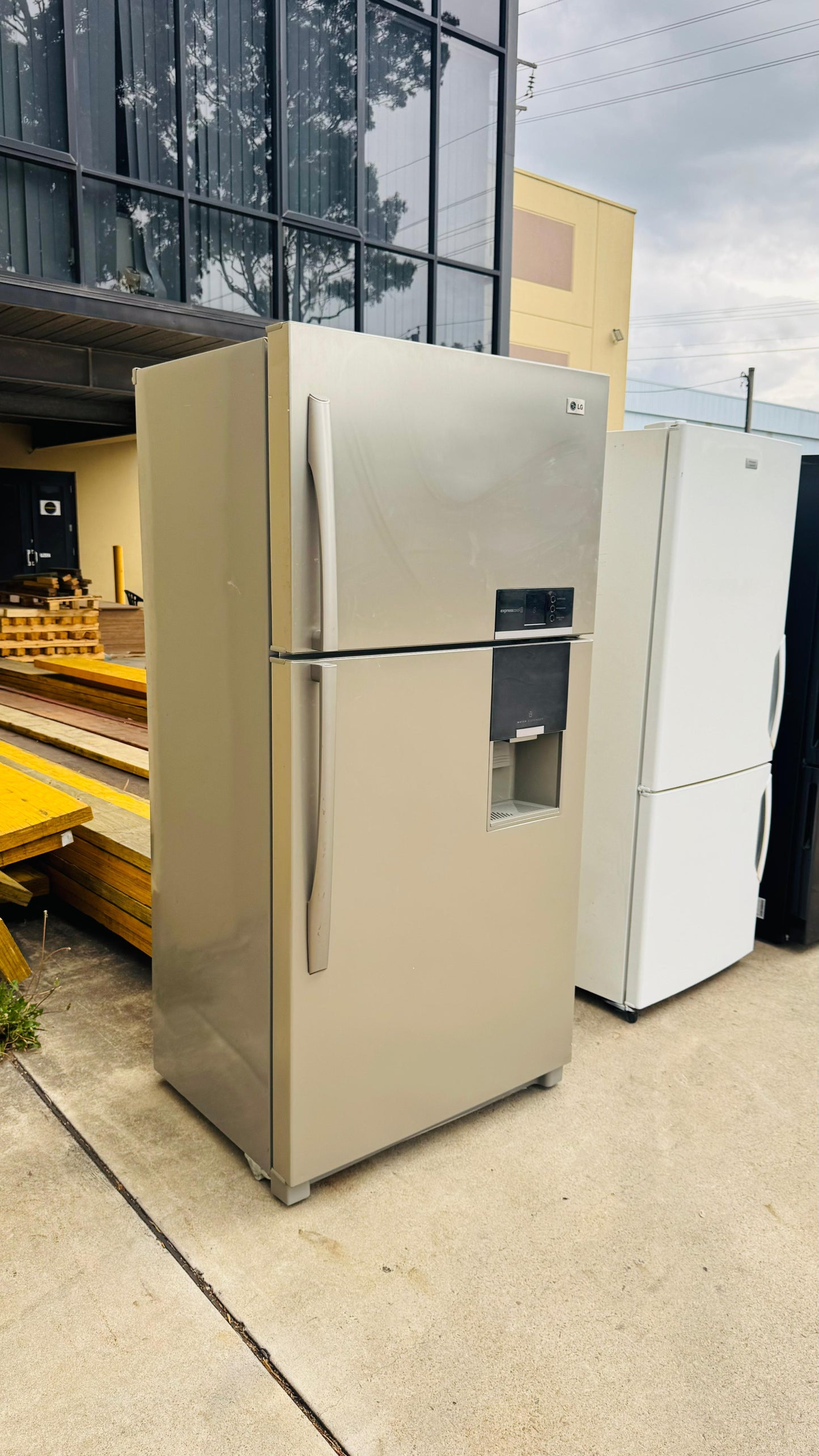 LG 564 LITRES FRIDGE FREEZER & WATER DISPENSER