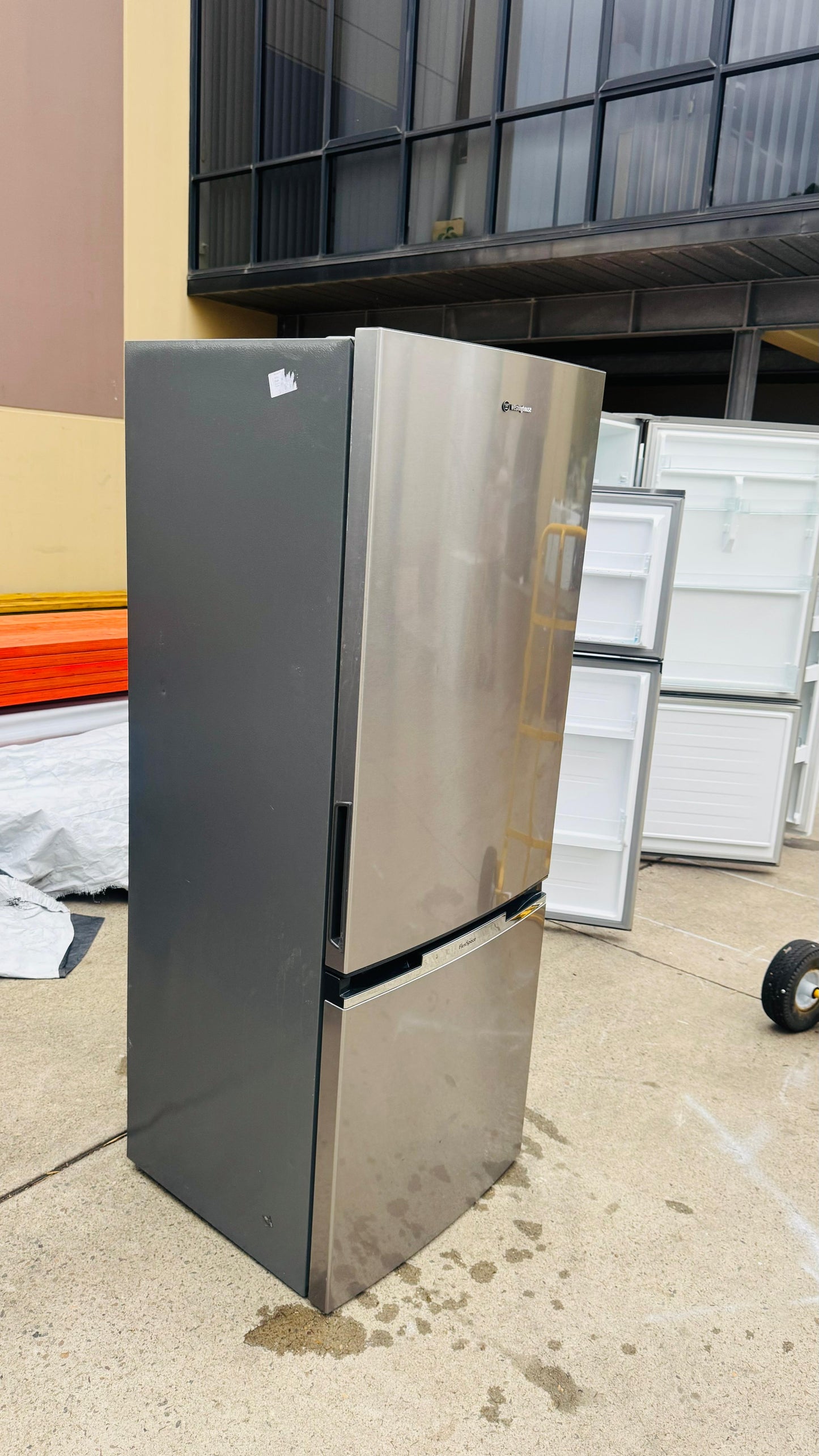 WESTINGHOUSE 340 LITRES FRIDGE FREEZER