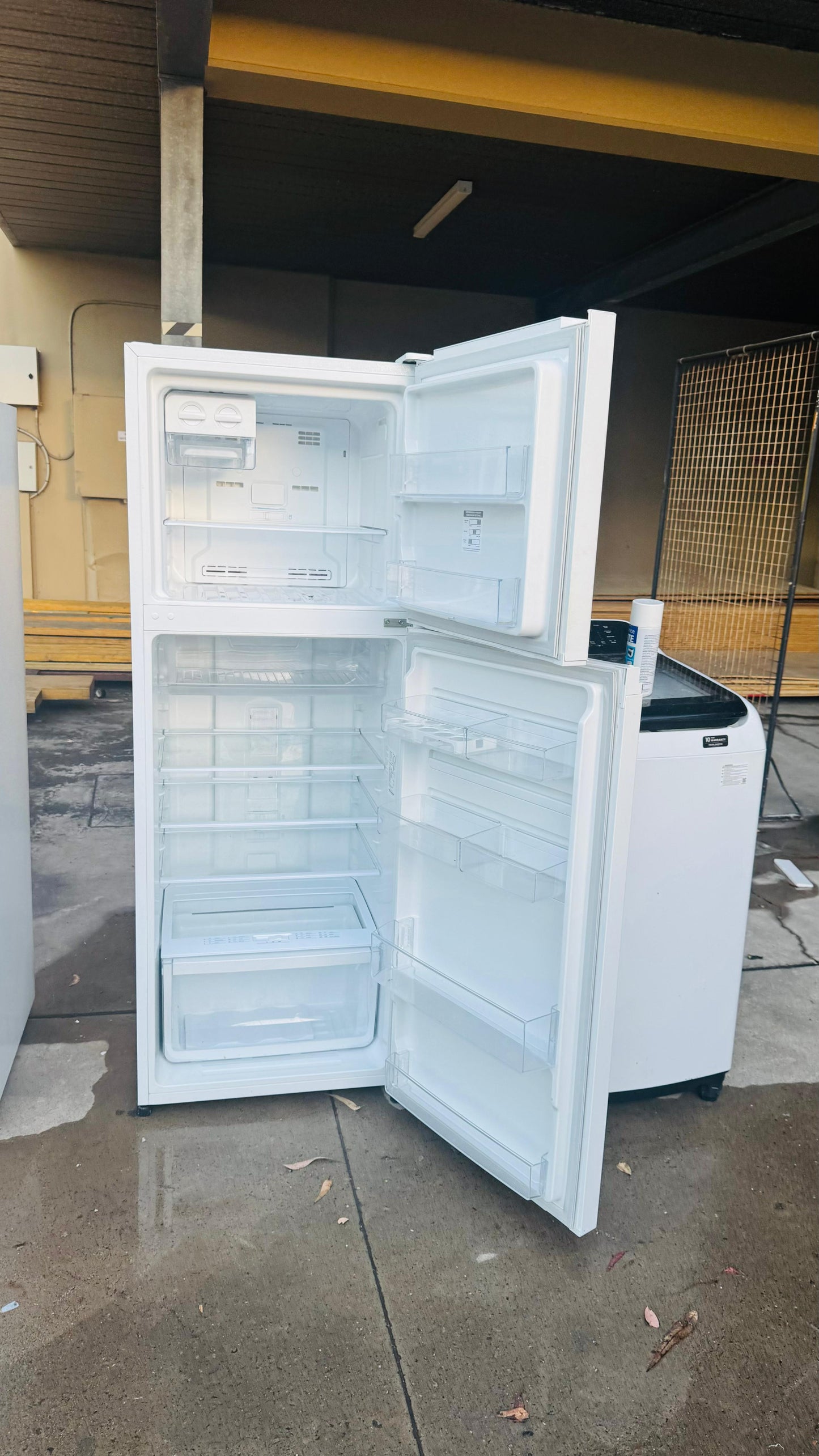 WESTINGHOUSE 339 LITRES FRIDGE FREEZER