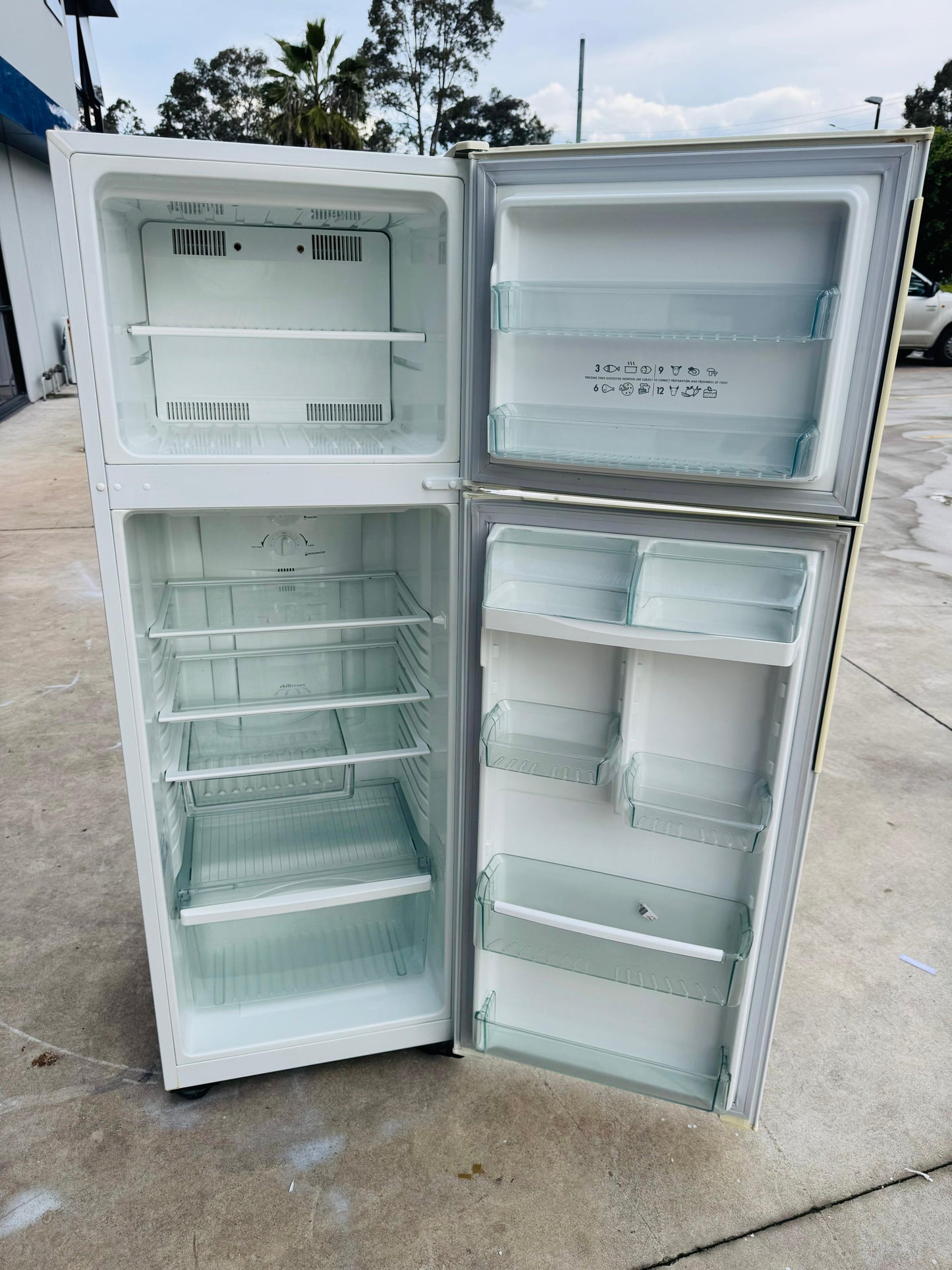 WESTING HOUSE 328 LITRES FRIDGE FREEZER