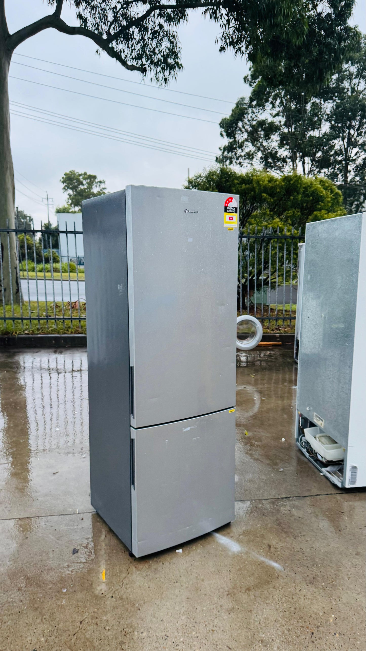 WESTINGHOUSE 370 LITRES FRIDGE FREEZER