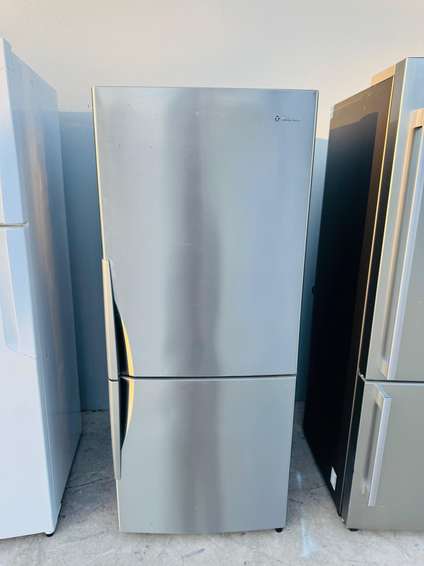 WESTINGHOUSE 370 LITRES FRIDGE FREEZER