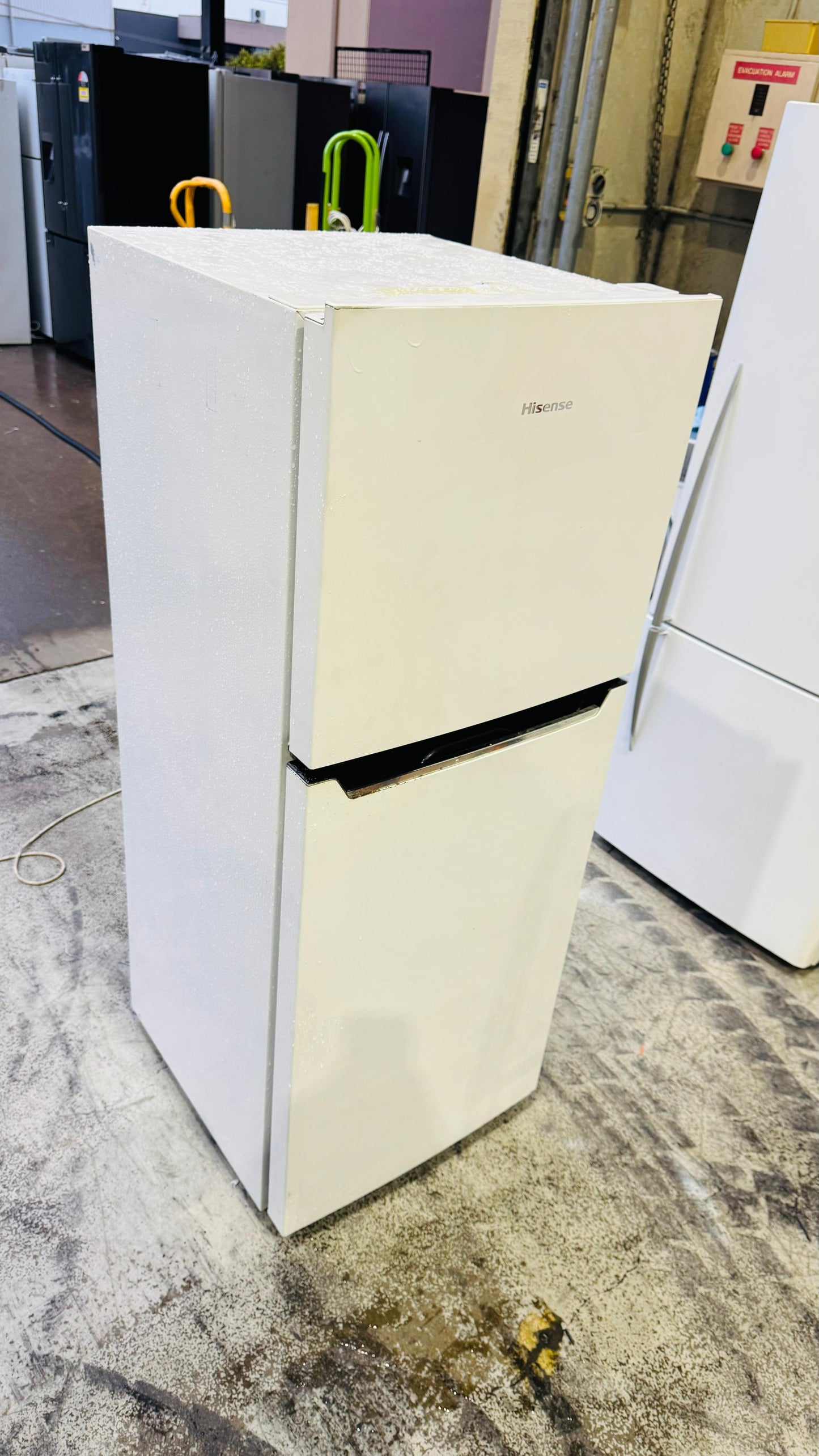 HISENSE 230 LITRES FRIDGE FREEZER