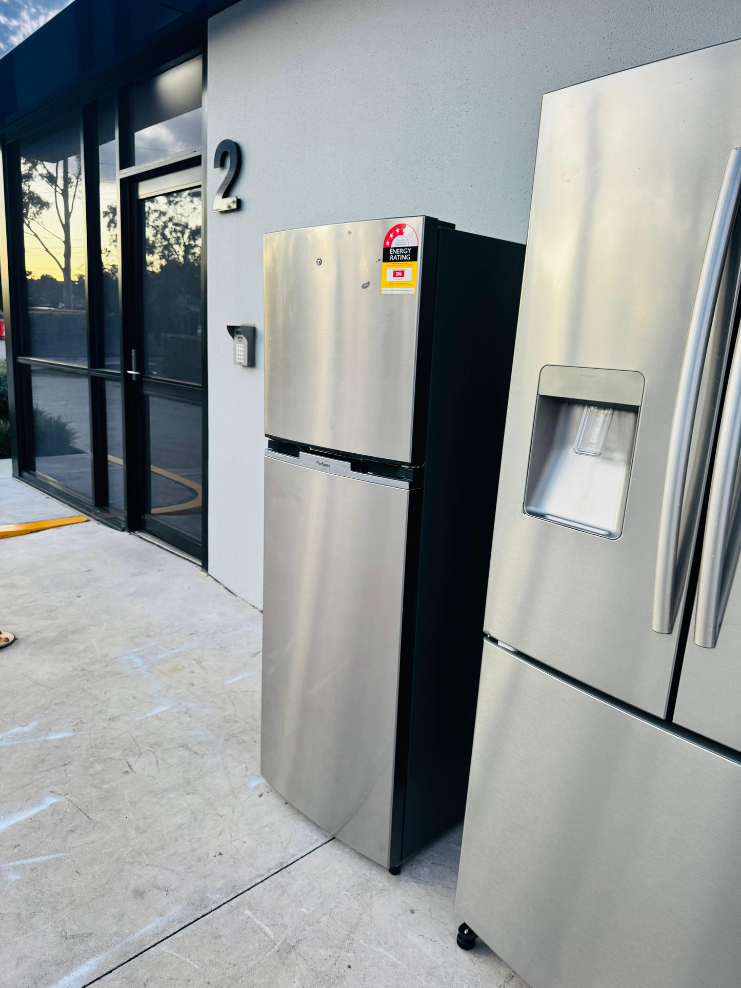 WESTING HOUSE 276 LITRES FRIDGE FREEZER