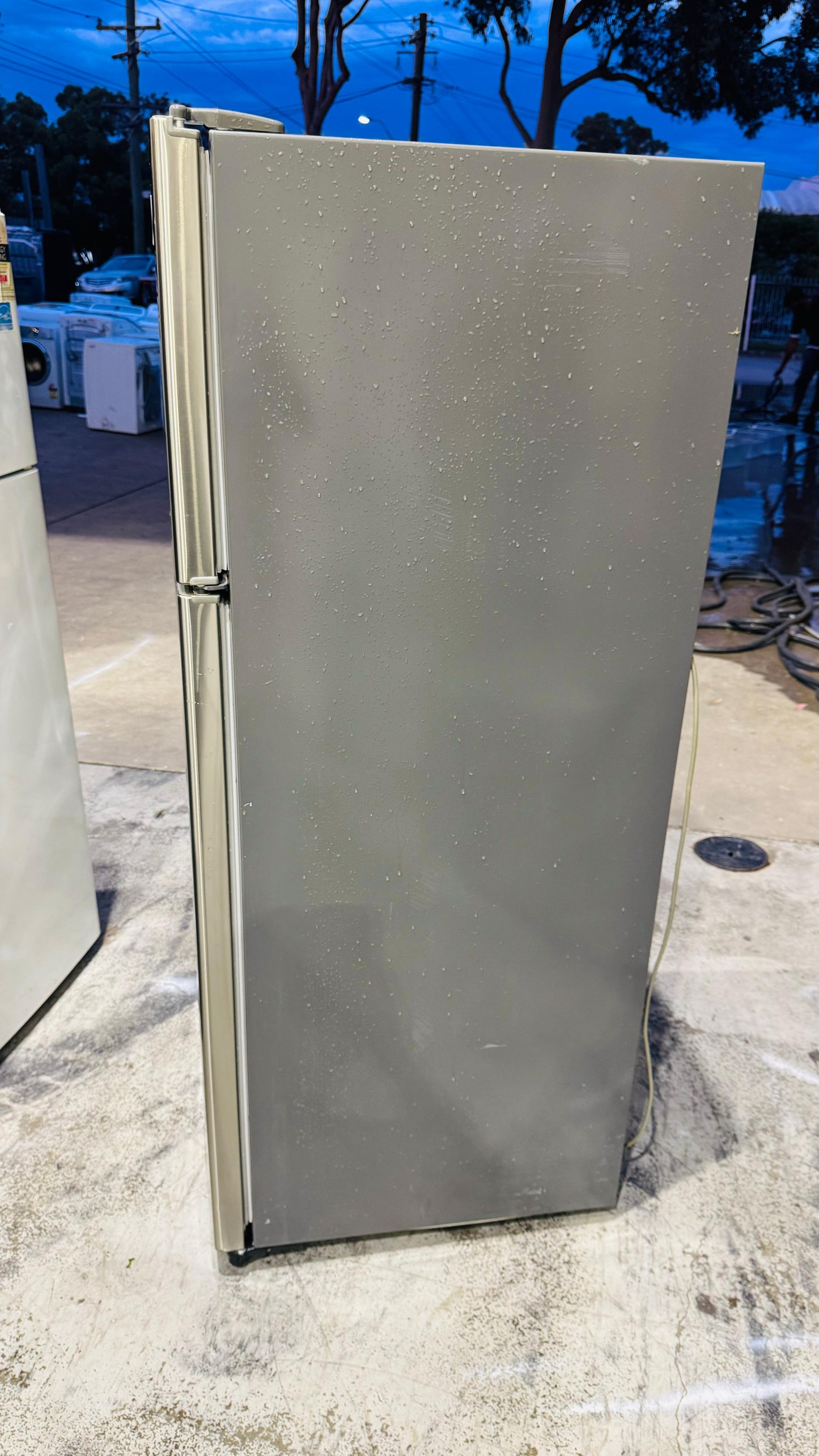 WESTINGHOUSE 420 LITRES FRIDGE FREEZER