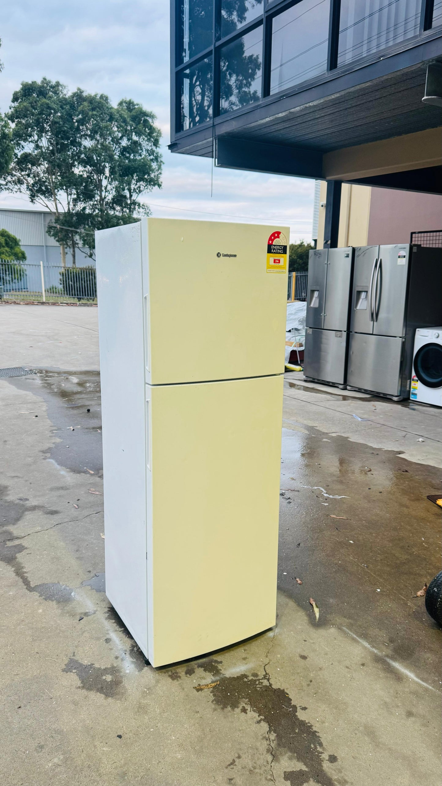 WESTINGHOUSE 276 LITRES FRIDGE FREEZER