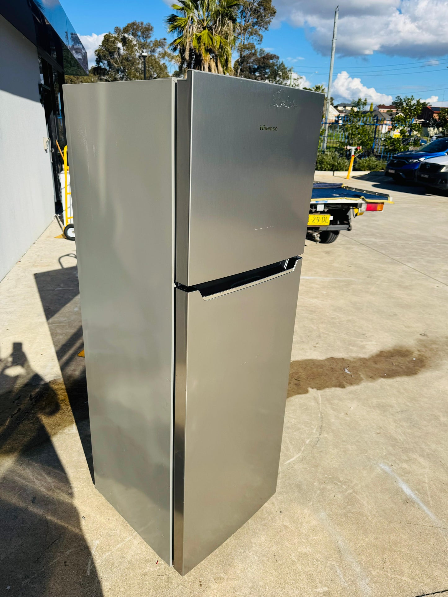 **HISENSE 272 LITRES FRIDGE FREEZER & SAMSUNG 8KGS TOP LOADER WASHING MACHINE COMBO PACKAGE DEAL**