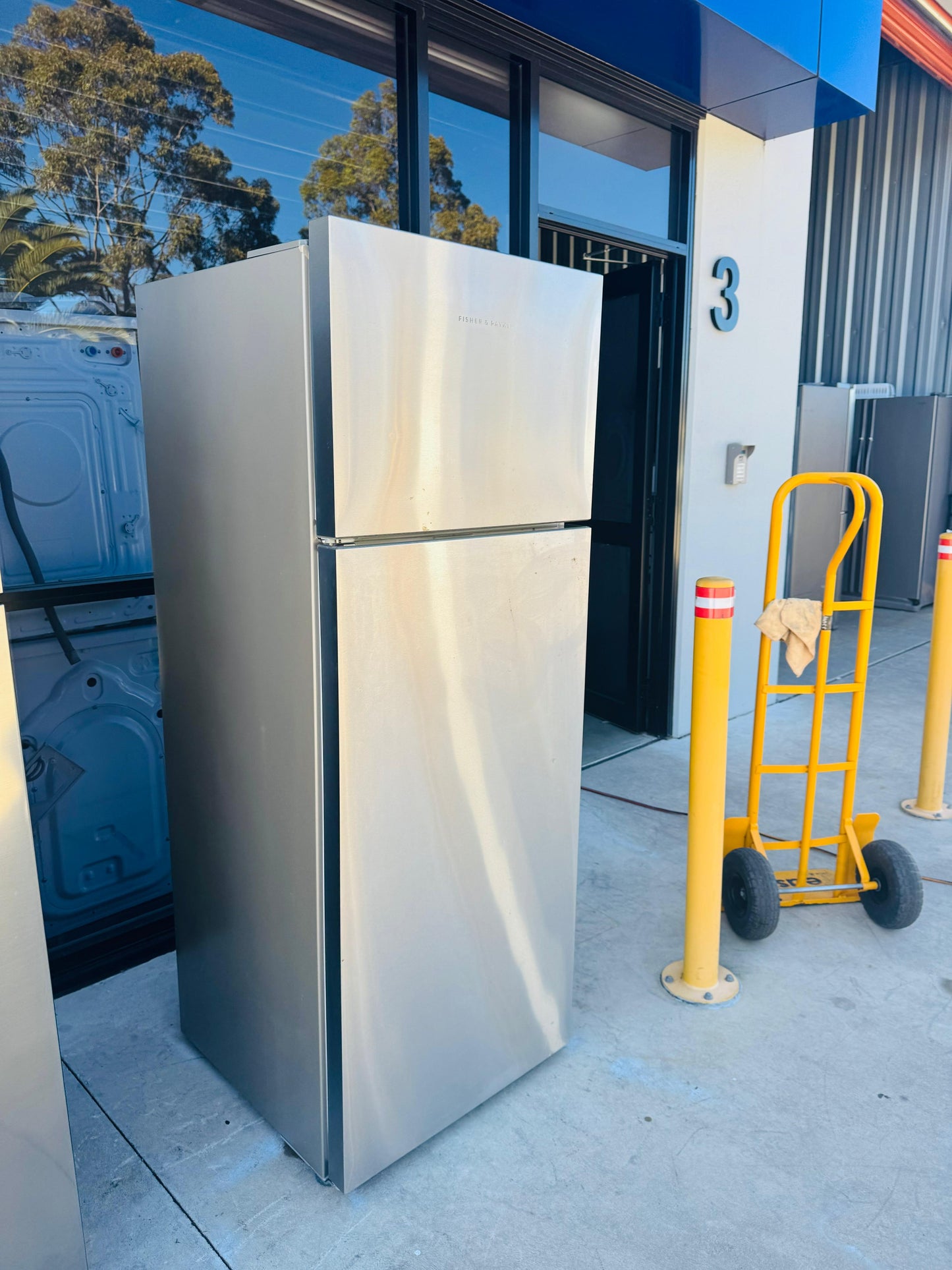 FISHER AND PAYKEL 411 LITRES FRIDGE FREEZER