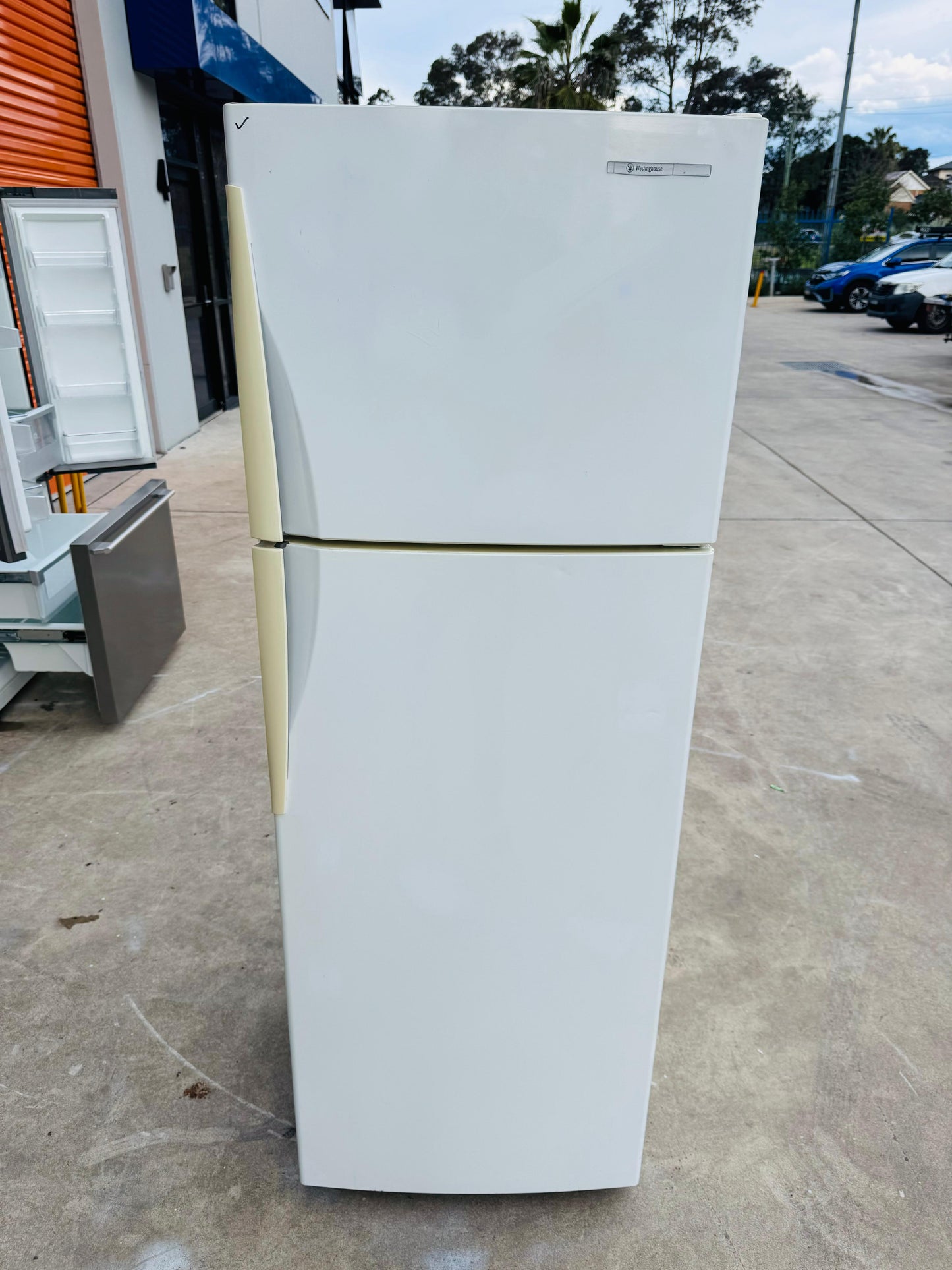 WESTING HOUSE 328 LITRES FRIDGE FREEZER