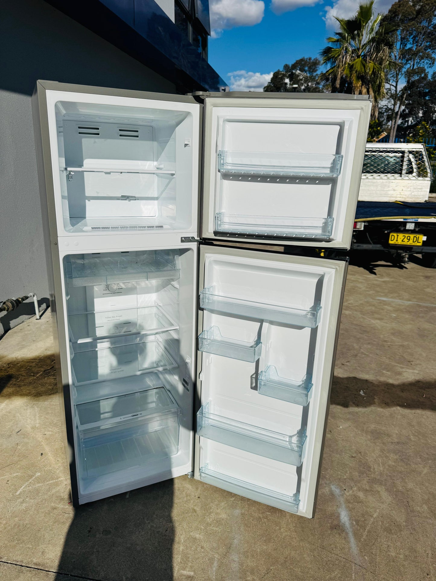 **HISENSE 272 LITRES FRIDGE FREEZER & SAMSUNG 8KGS TOP LOADER WASHING MACHINE COMBO PACKAGE DEAL**