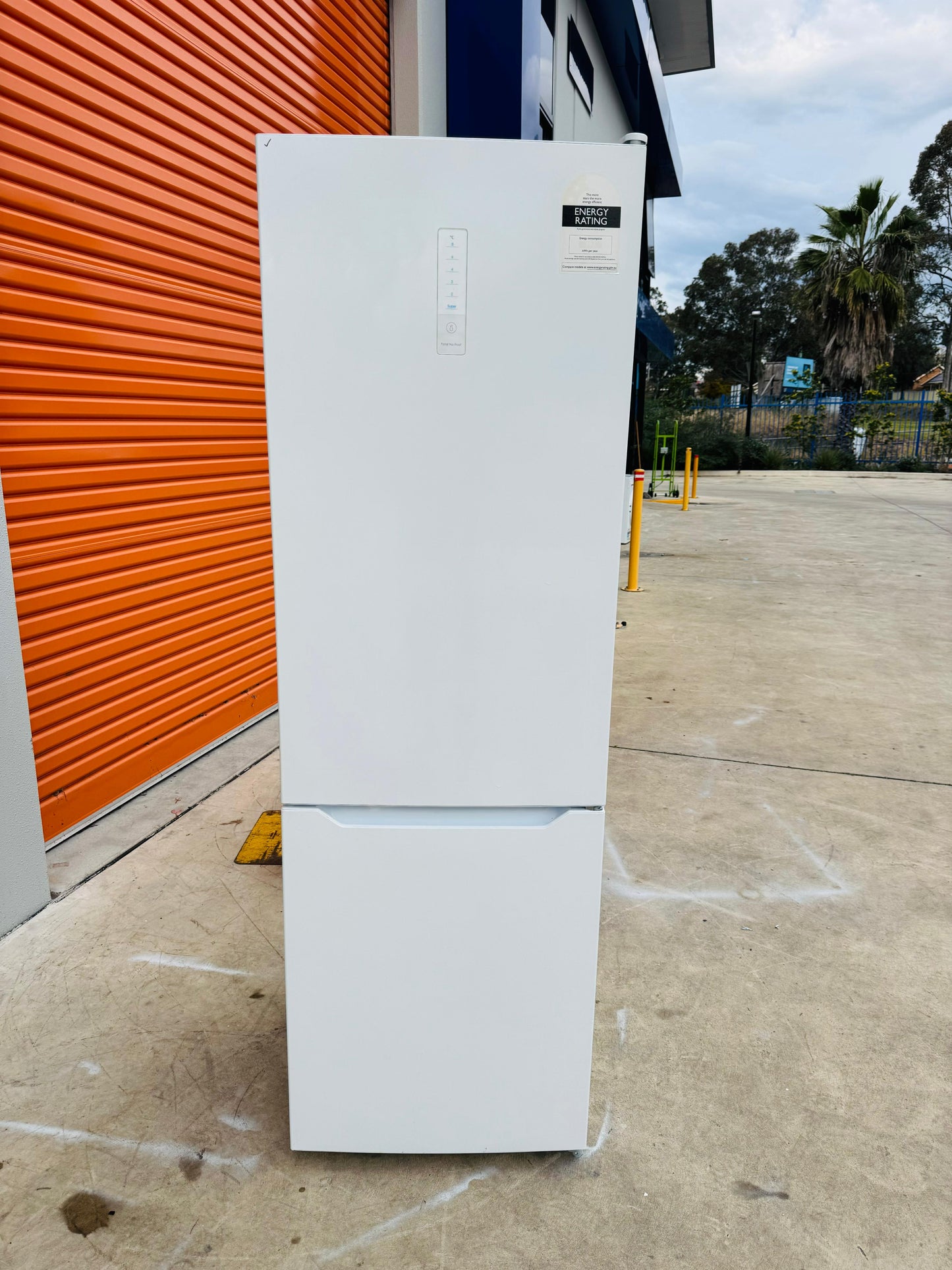 KOGAN 323 LITRES FRIDGE FREEZER
