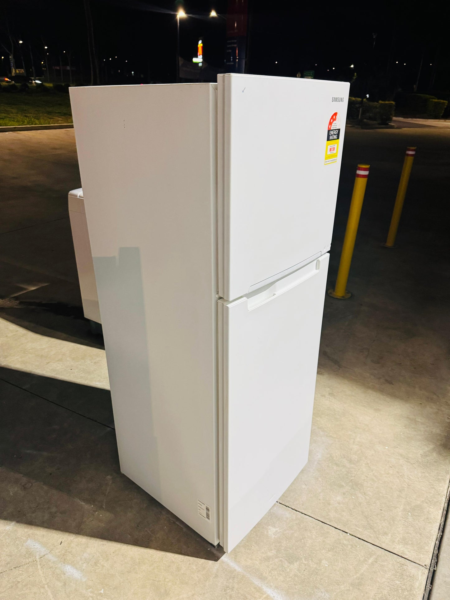 SAMSUNG 255 LITRES FRIDGE FREEZER & LG 7.5 KGS TOP LOADER WASHING MACHINE COMBO PACKAGE DEAL