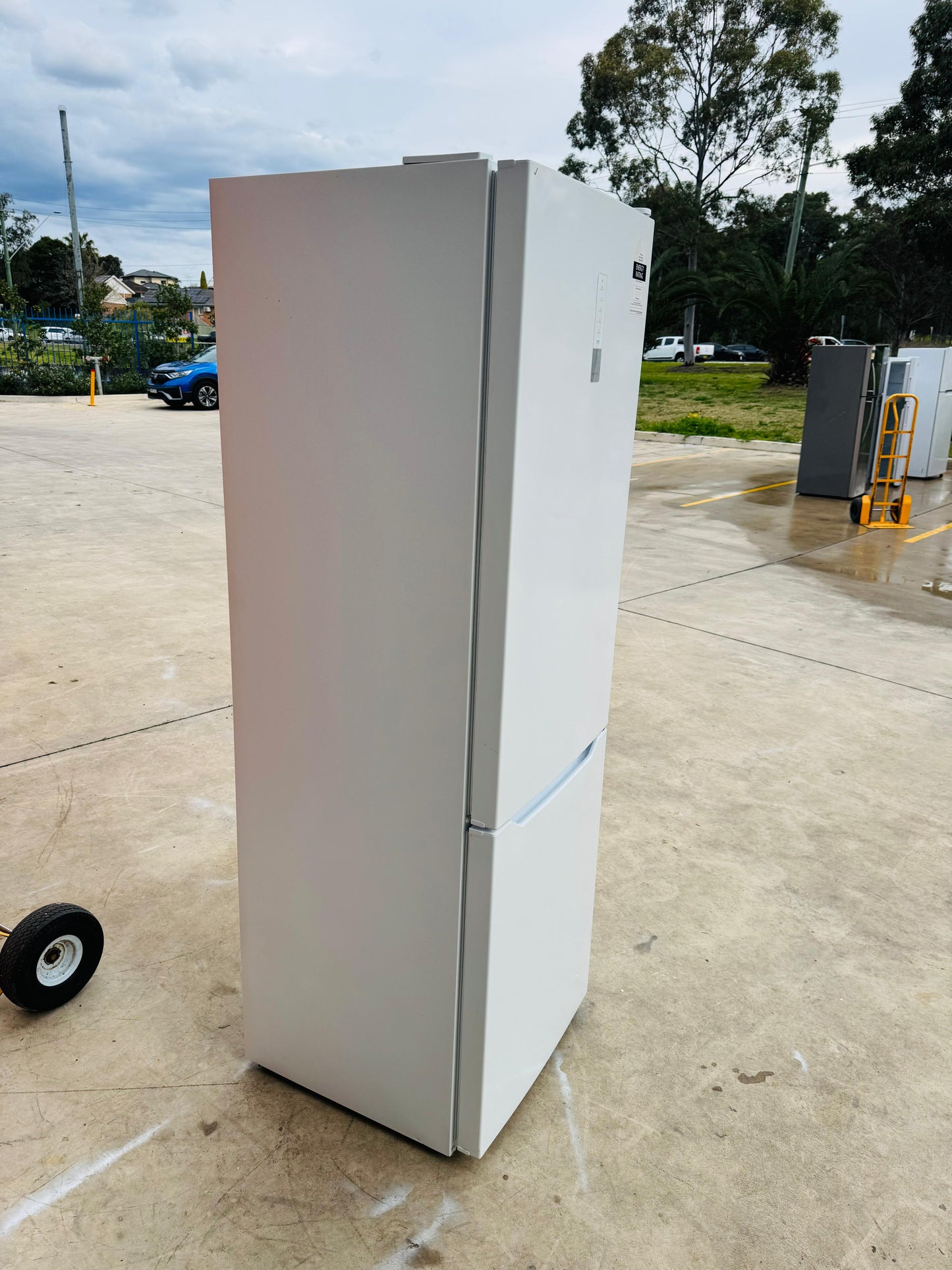 KOGAN 323 LITRES FRIDGE FREEZER