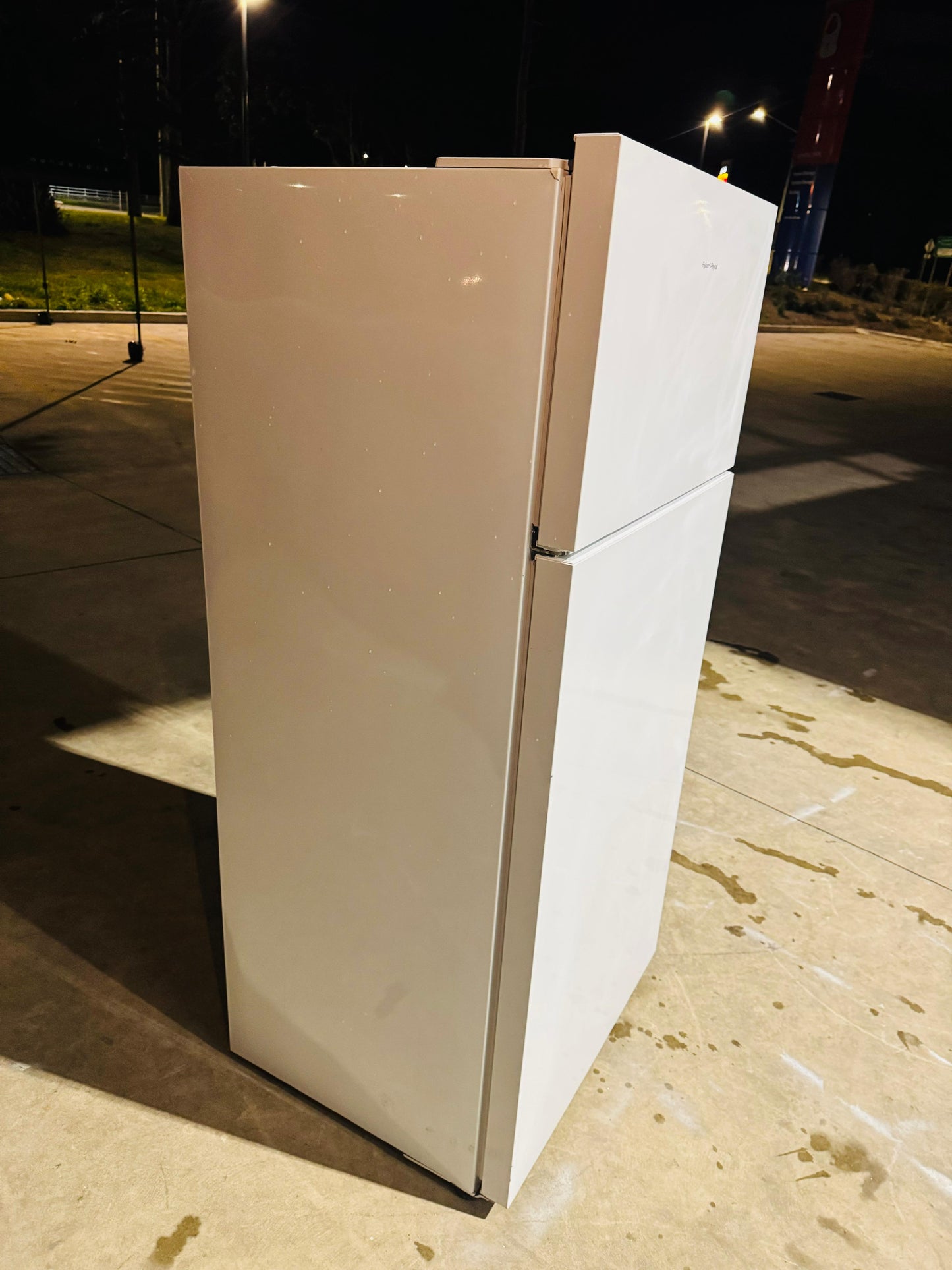 FISHER AND PAYKEL 517 LITRES FRIDGE FREEZER AND FISHER AND PAYKEL 7.5 KGS FRONT LOADER WASHIN MACHINE COMBO DEAL