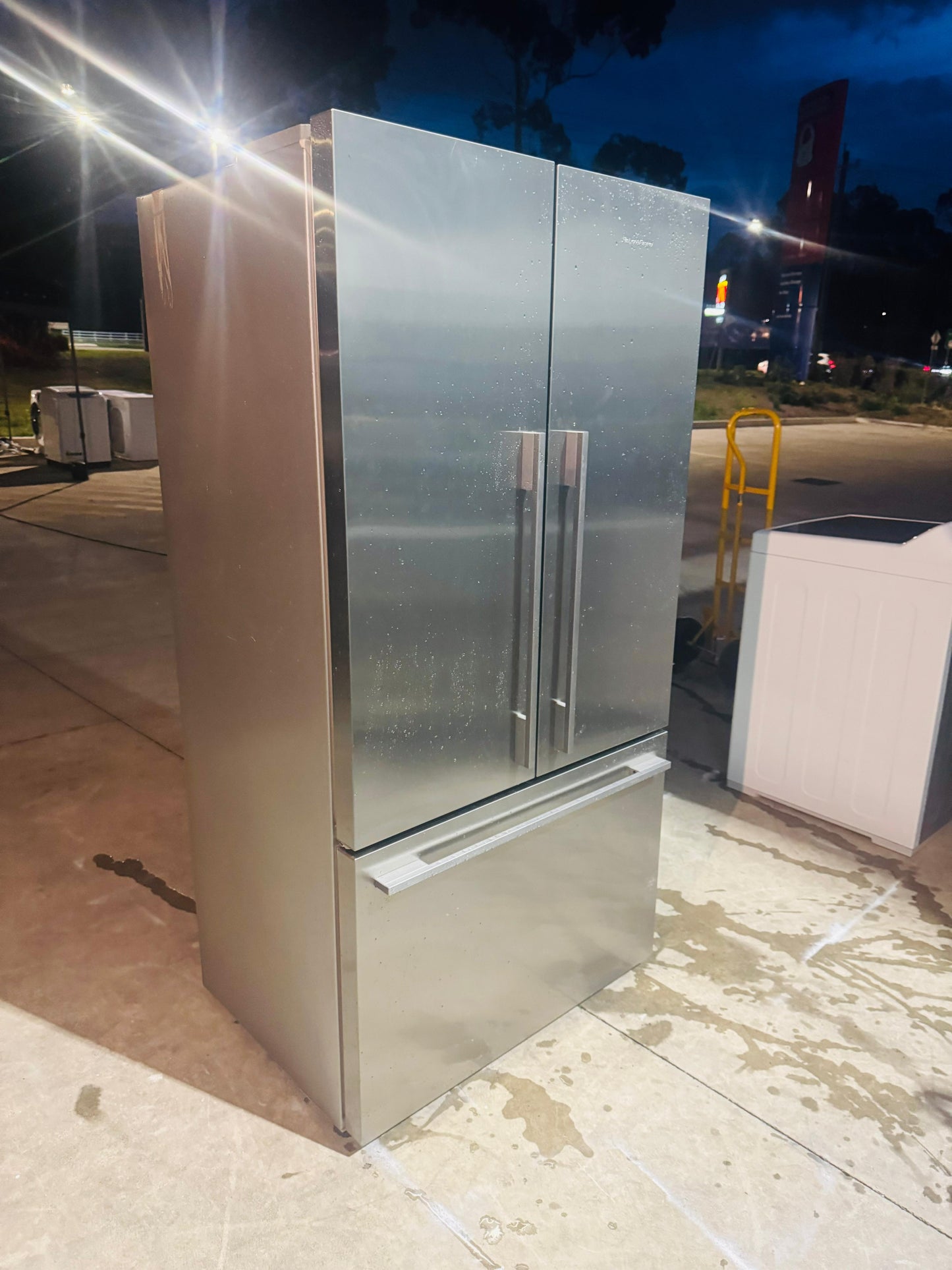 FISHER AND PAYKEL 614 LITRES FRENCH DOOR FRIDGE FREEZER