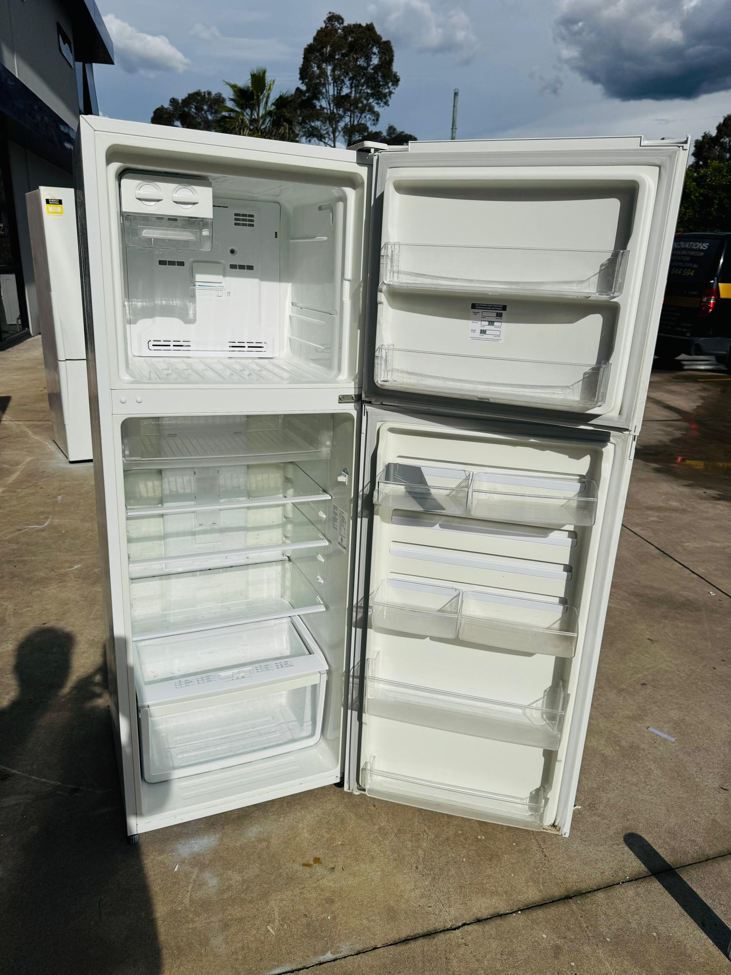 WESTING HOUSE 339 LITRES FRIDGE FREEZER