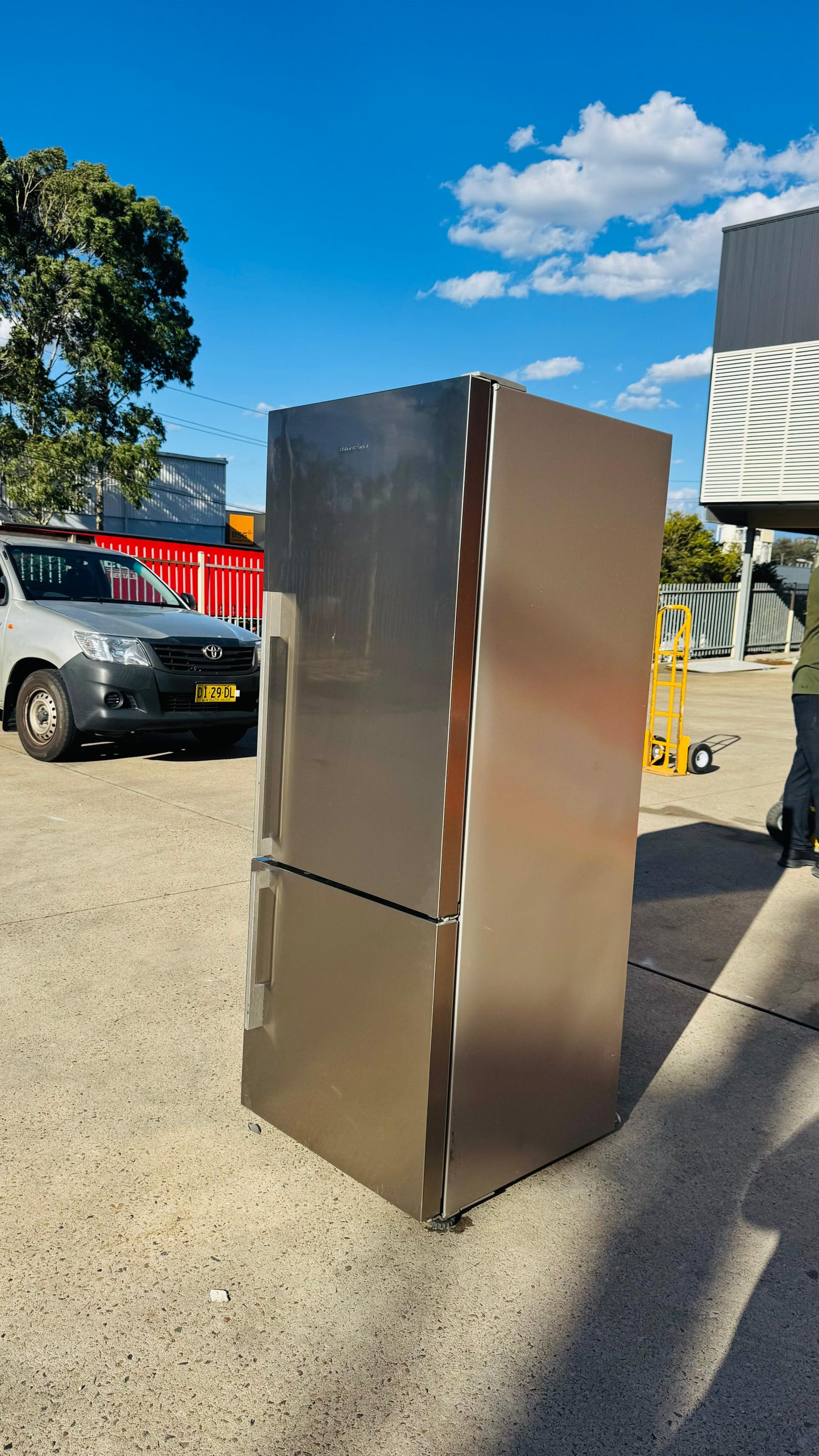 FISHER AND PAYKEL 403 LITRES FRIDGE FREEZER