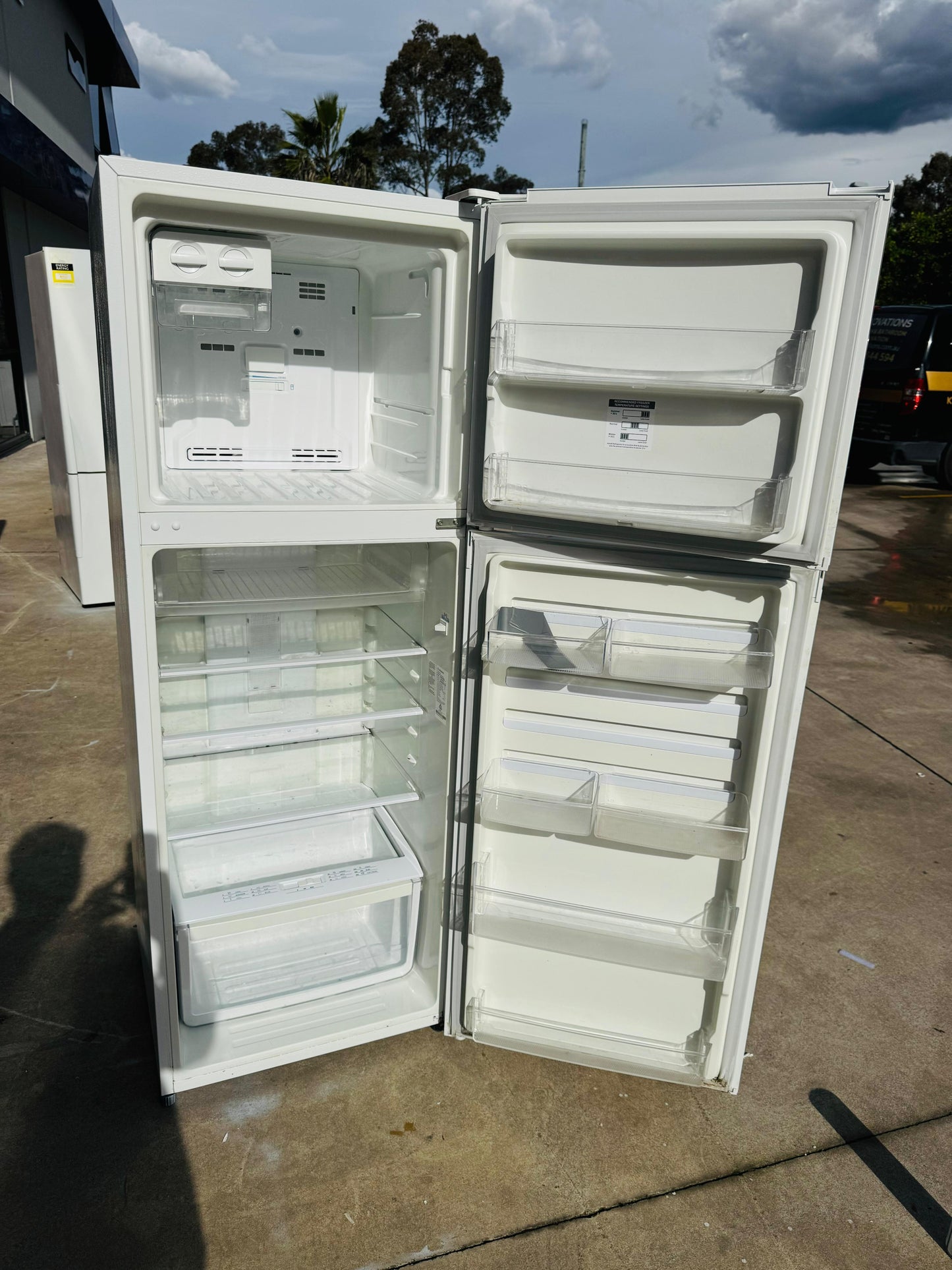 WESTING HOUSE 339 LITRES FRIDGE FREEZER
