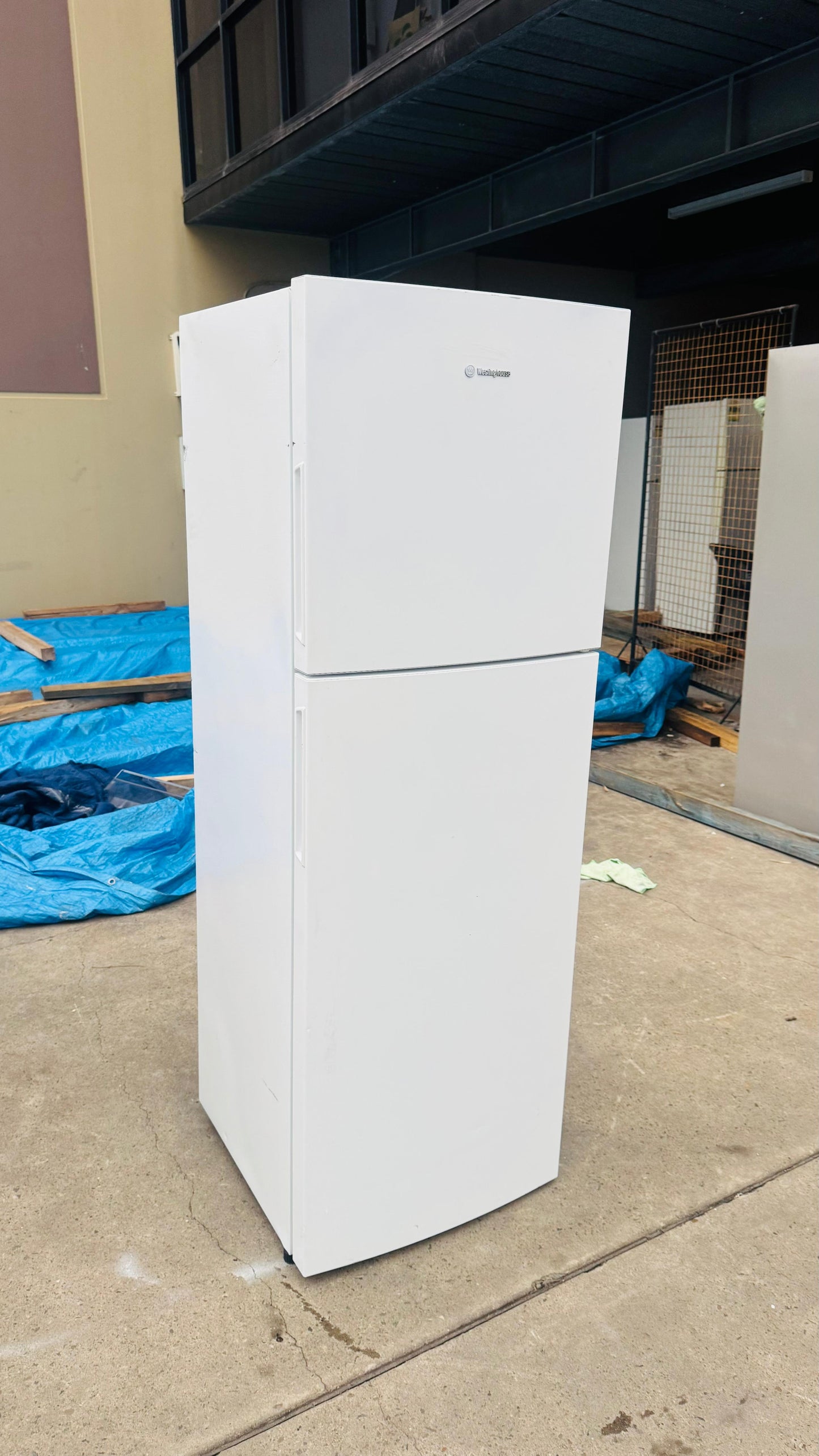 WESTINGHOUSE 275 LITRES FRIDGE FREEZER