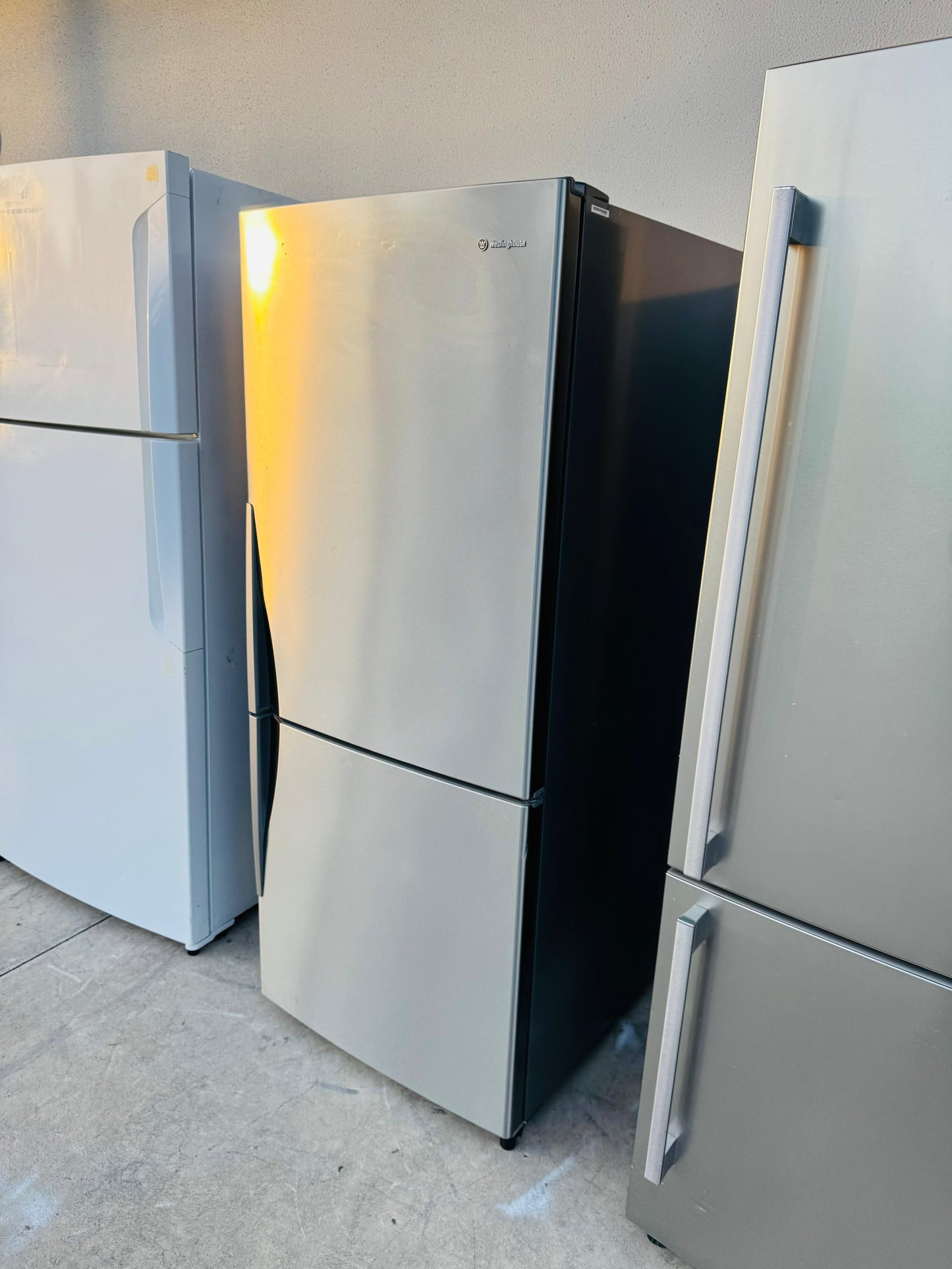 WESTINGHOUSE 370 LITRES FRIDGE FREEZER