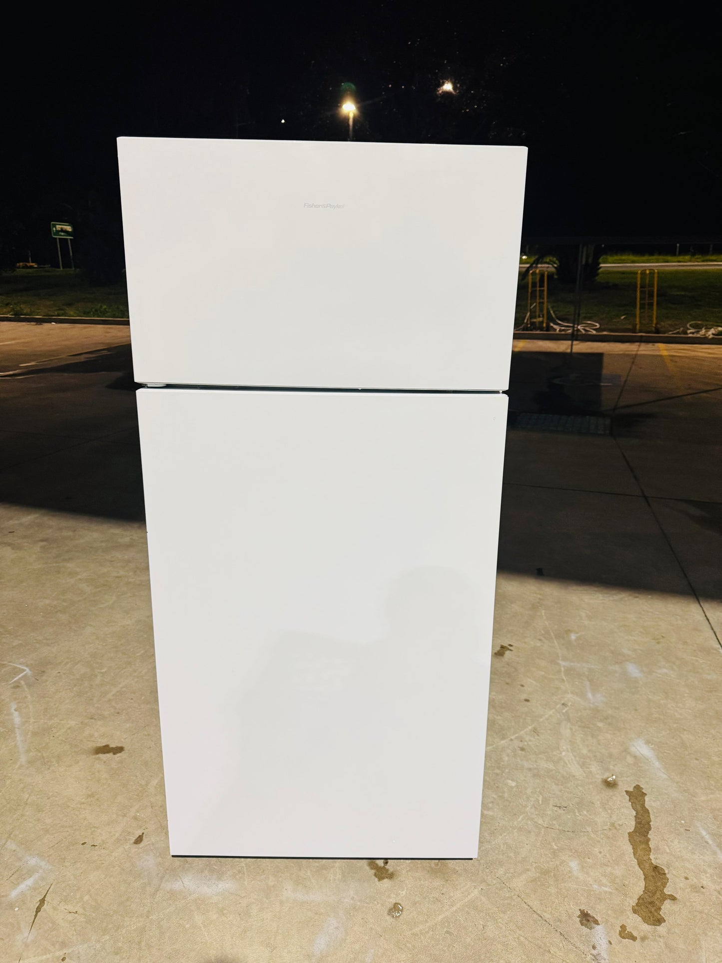 FISHER AND PAYKEL 517 LITRES FRIDGE FREEZER AND FISHER AND PAYKEL 7.5 KGS FRONT LOADER WASHIN MACHINE COMBO DEAL