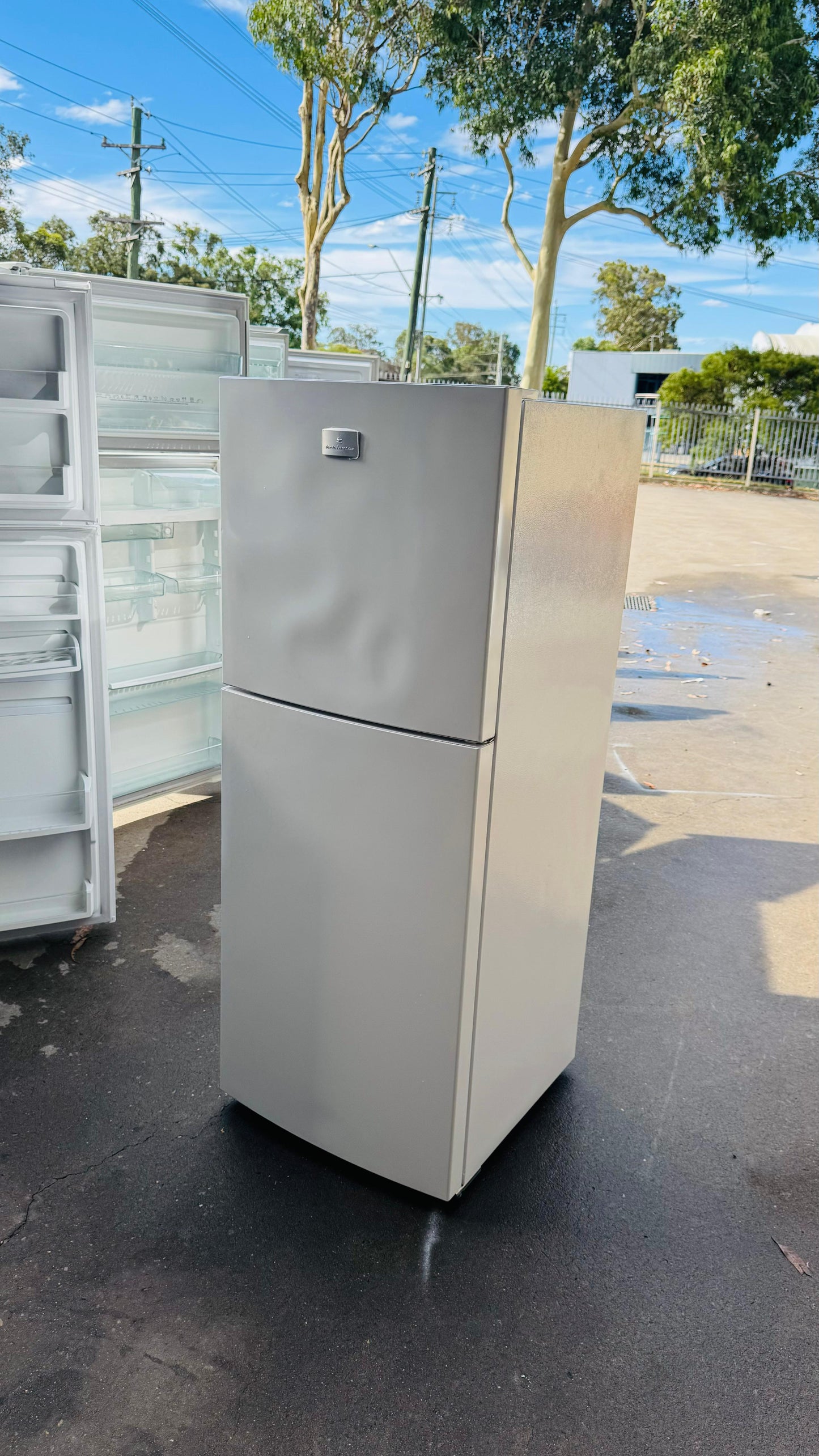 KELVINATOR 231 LITRES FRIDGE FREEZER