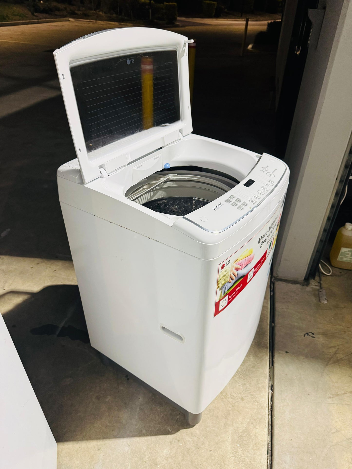 SAMSUNG 255 LITRES FRIDGE FREEZER & LG 7.5 KGS TOP LOADER WASHING MACHINE COMBO PACKAGE DEAL