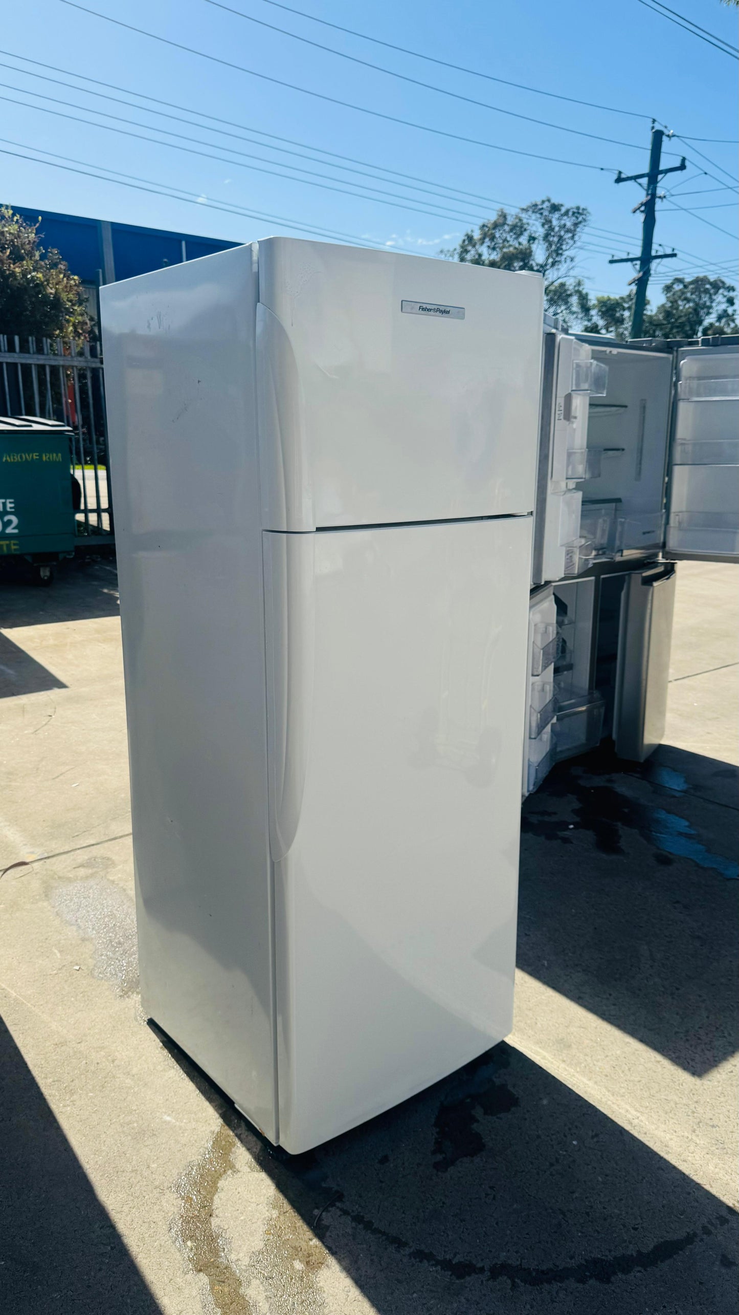 FISHER AND PAYKEL 411 LITRES FRIDGE FREEZER