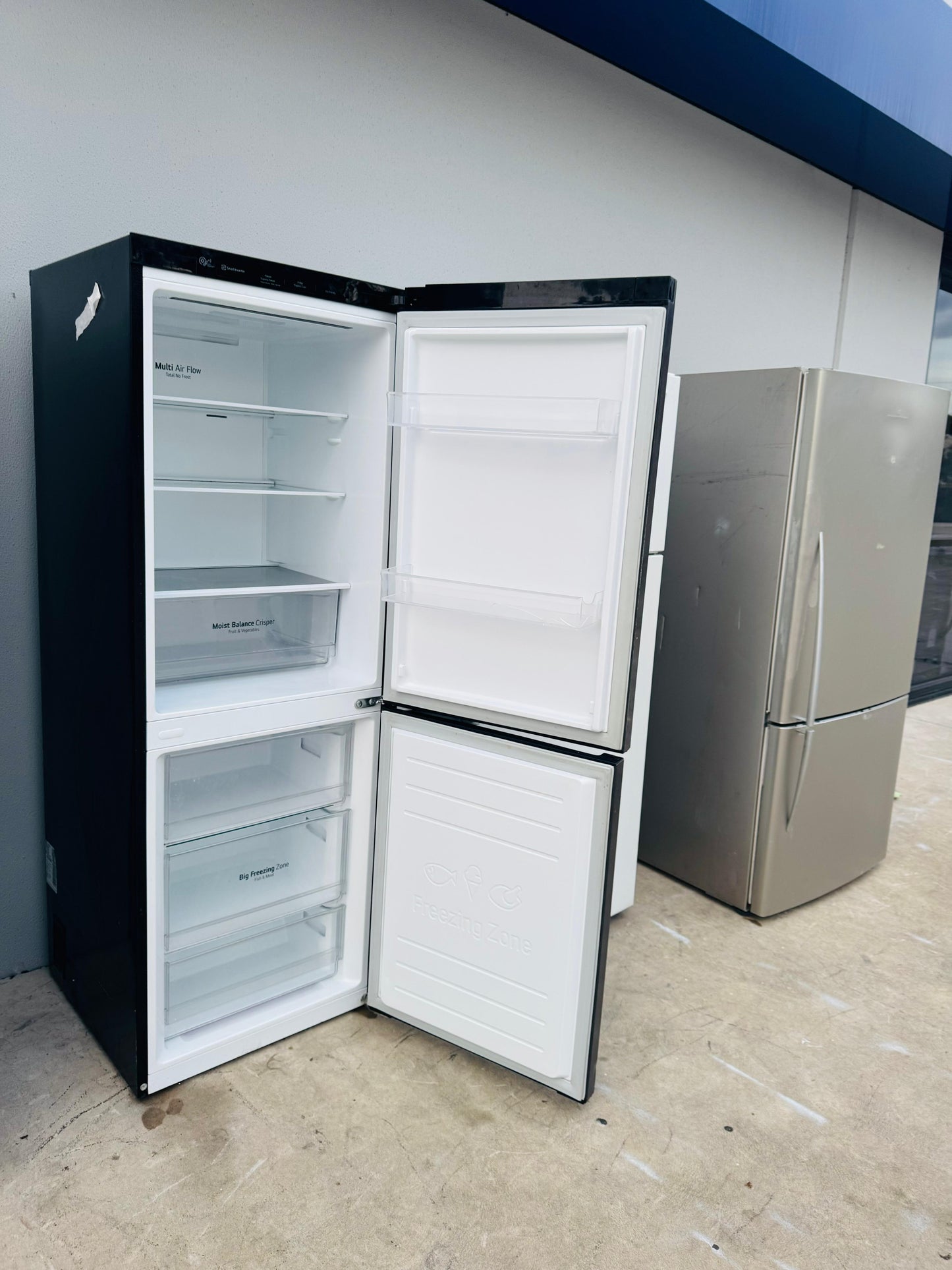 LG 335 LITRES FRIDGE FREEZER AND WATER DISPENSER