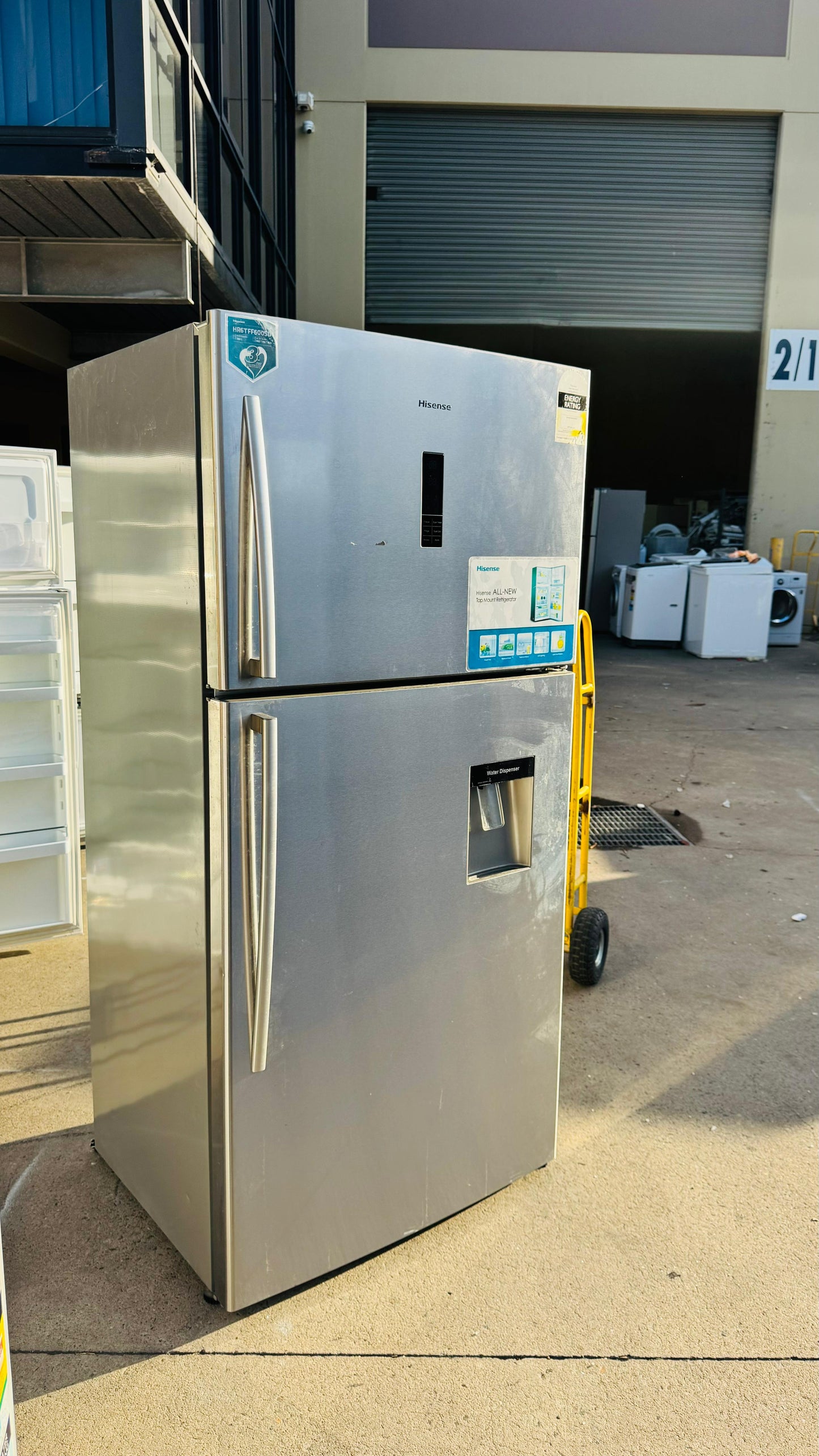 HISENSE 593 LITRES FRIDGE & FREEZER & WATER DISPENSER
