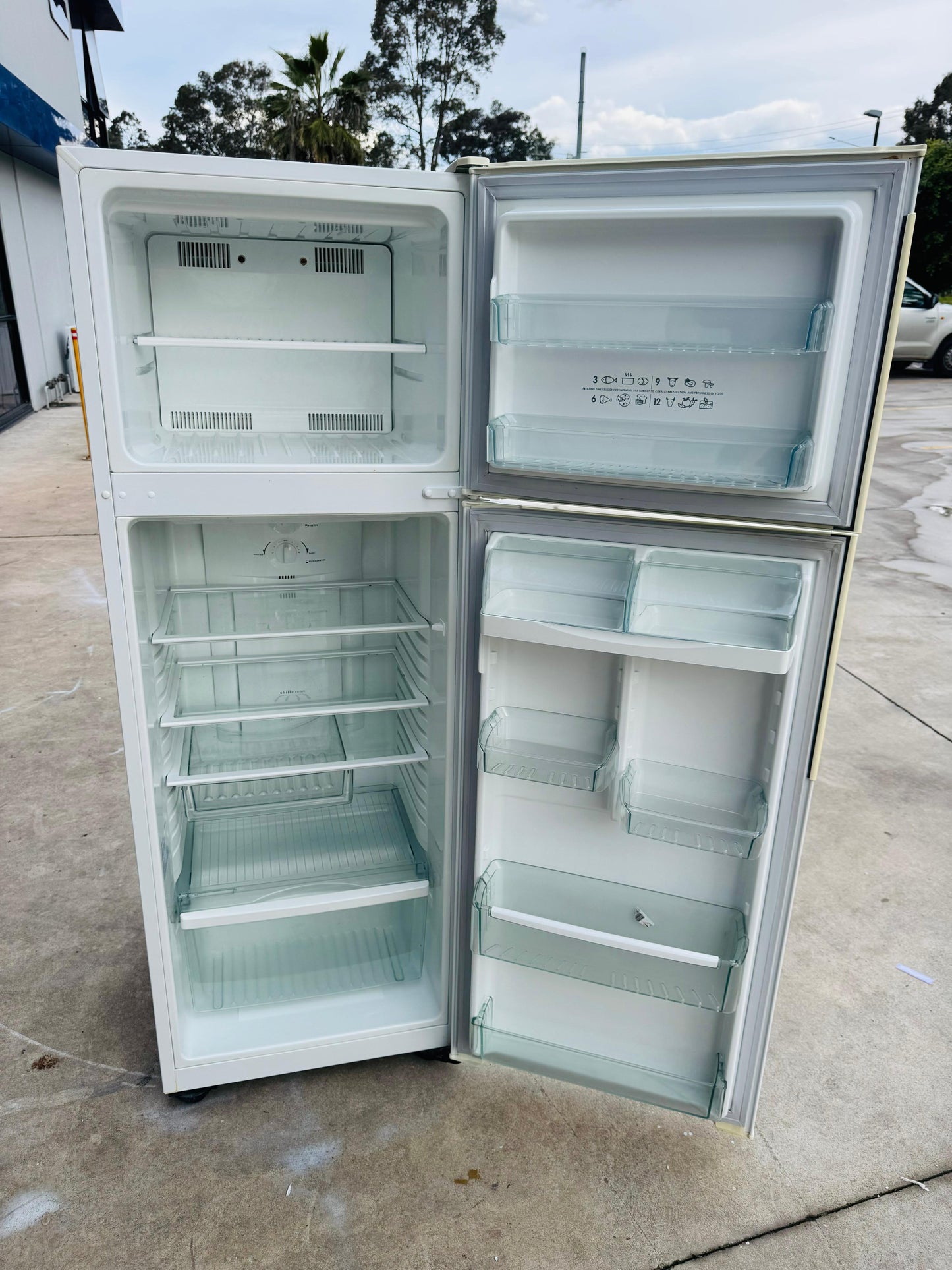 WESTING HOUSE 328 LITRES FRIDGE FREEZER