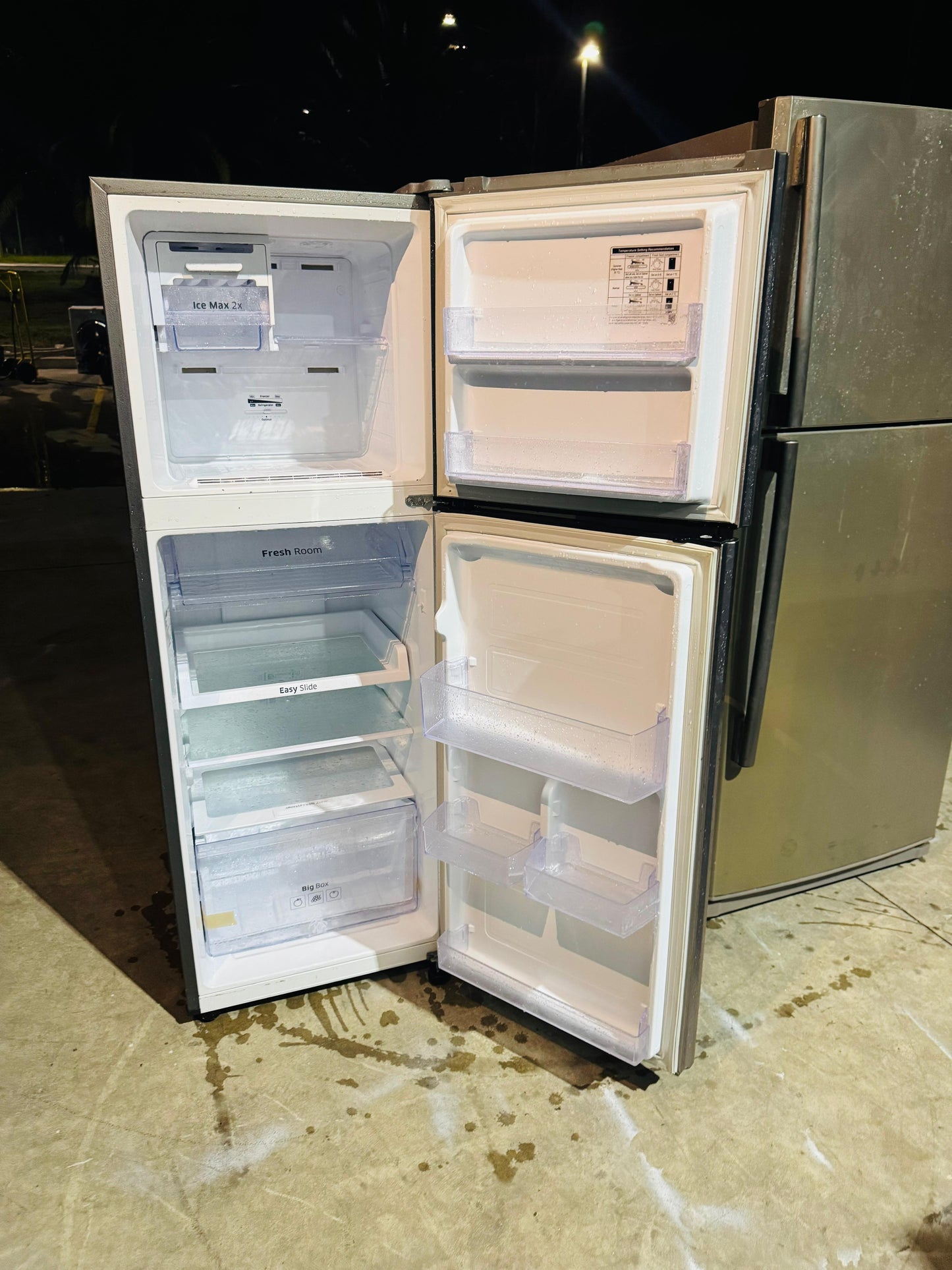 SAMSUNG 255 LITRES FRIDGE FREEZER