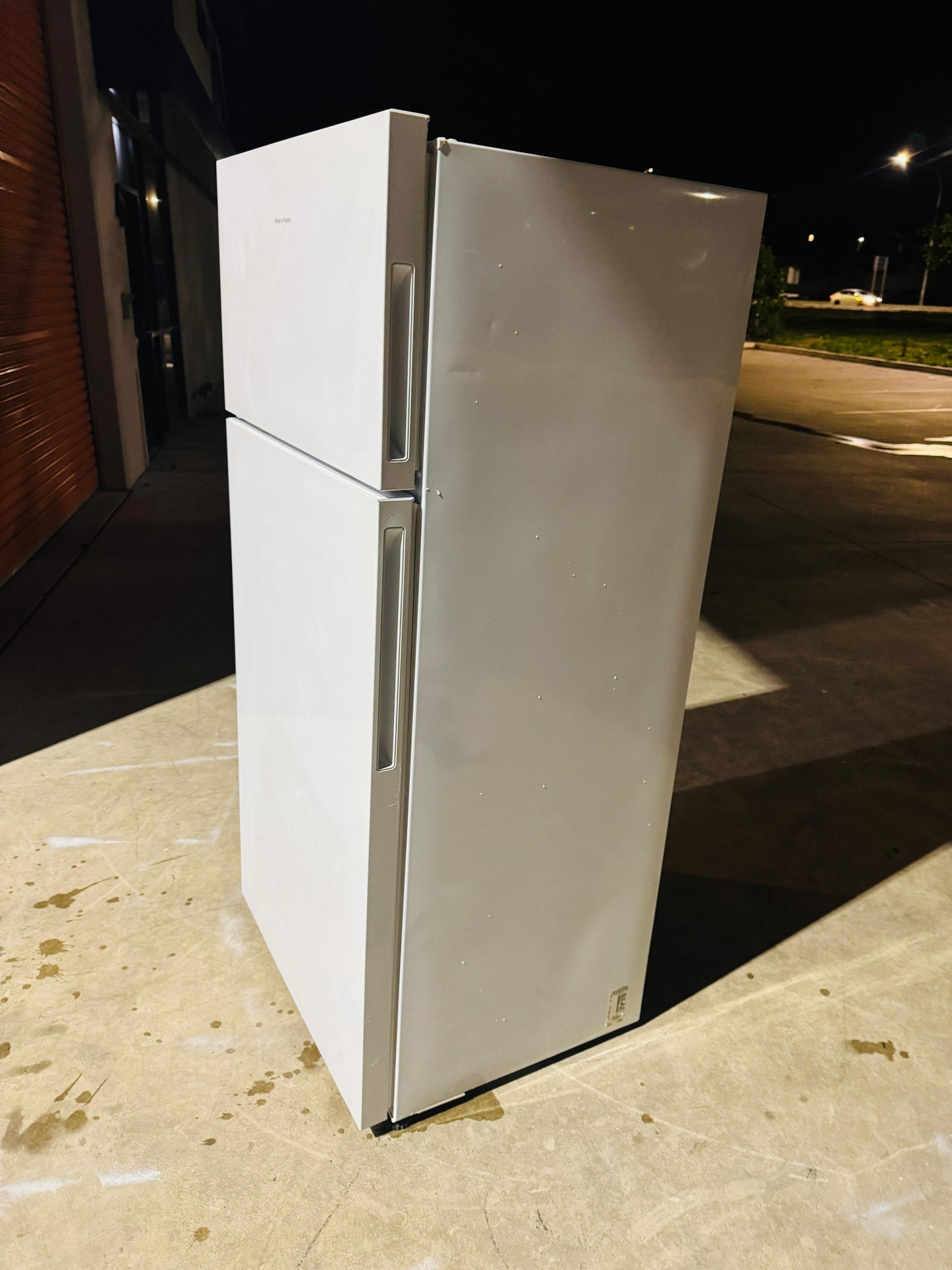 FISHER AND PAYKEL 517 LITRES FRIDGE FREEZER AND FISHER AND PAYKEL 7.5 KGS FRONT LOADER WASHIN MACHINE COMBO DEAL
