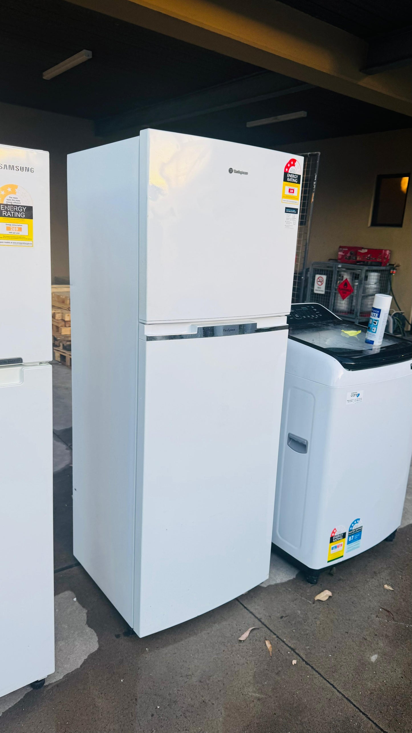 WESTINGHOUSE 339 LITRES FRIDGE FREEZER