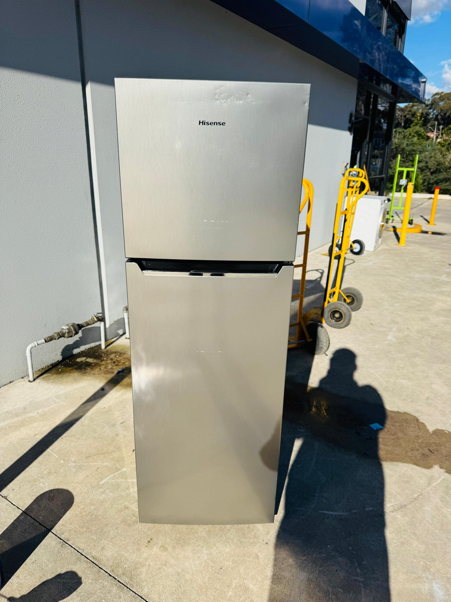 **HISENSE 272 LITRES FRIDGE FREEZER & SAMSUNG 8KGS TOP LOADER WASHING MACHINE COMBO PACKAGE DEAL**