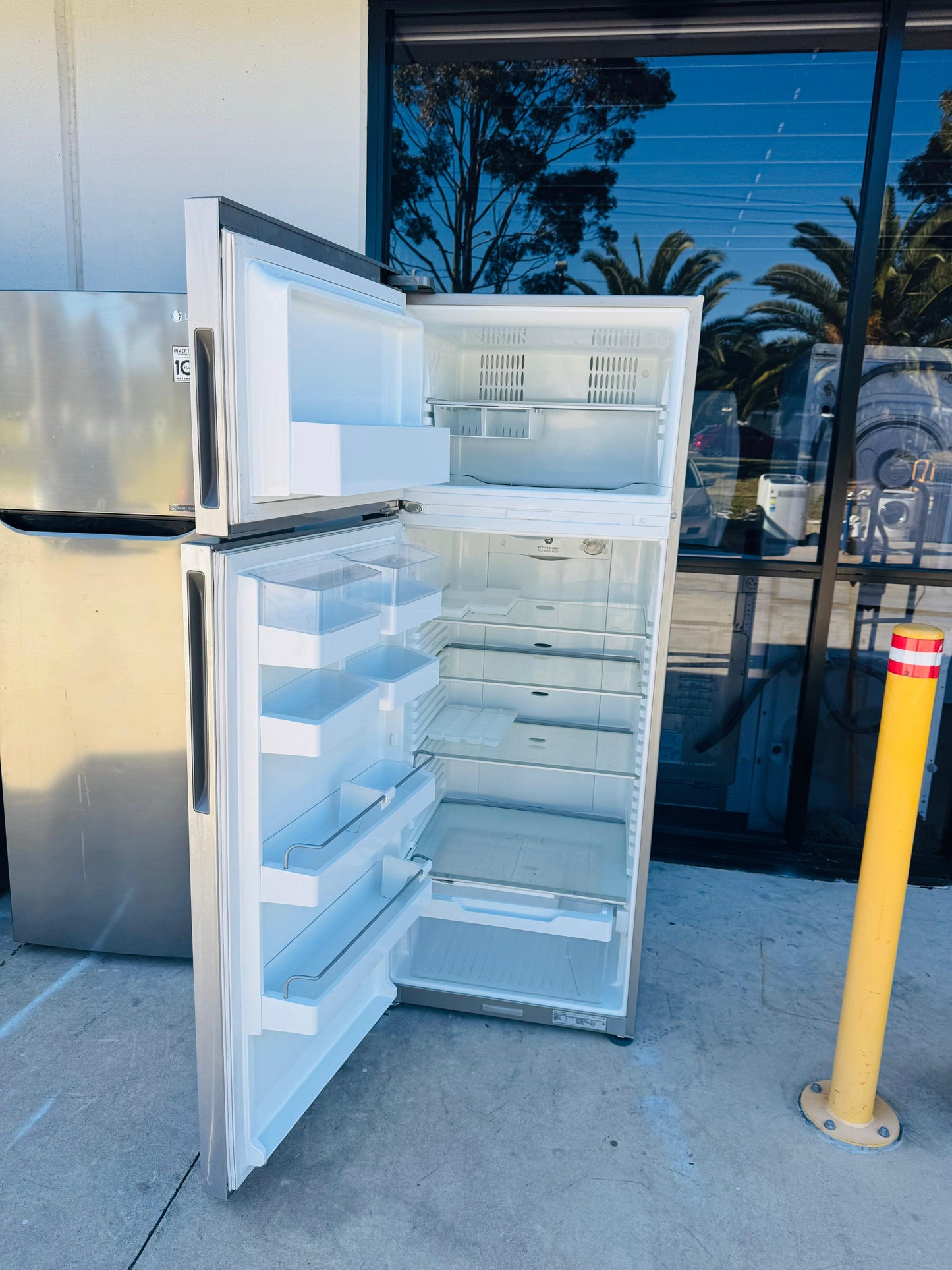 FISHER AND PAYKEL 411 LITRES FRIDGE FREEZER