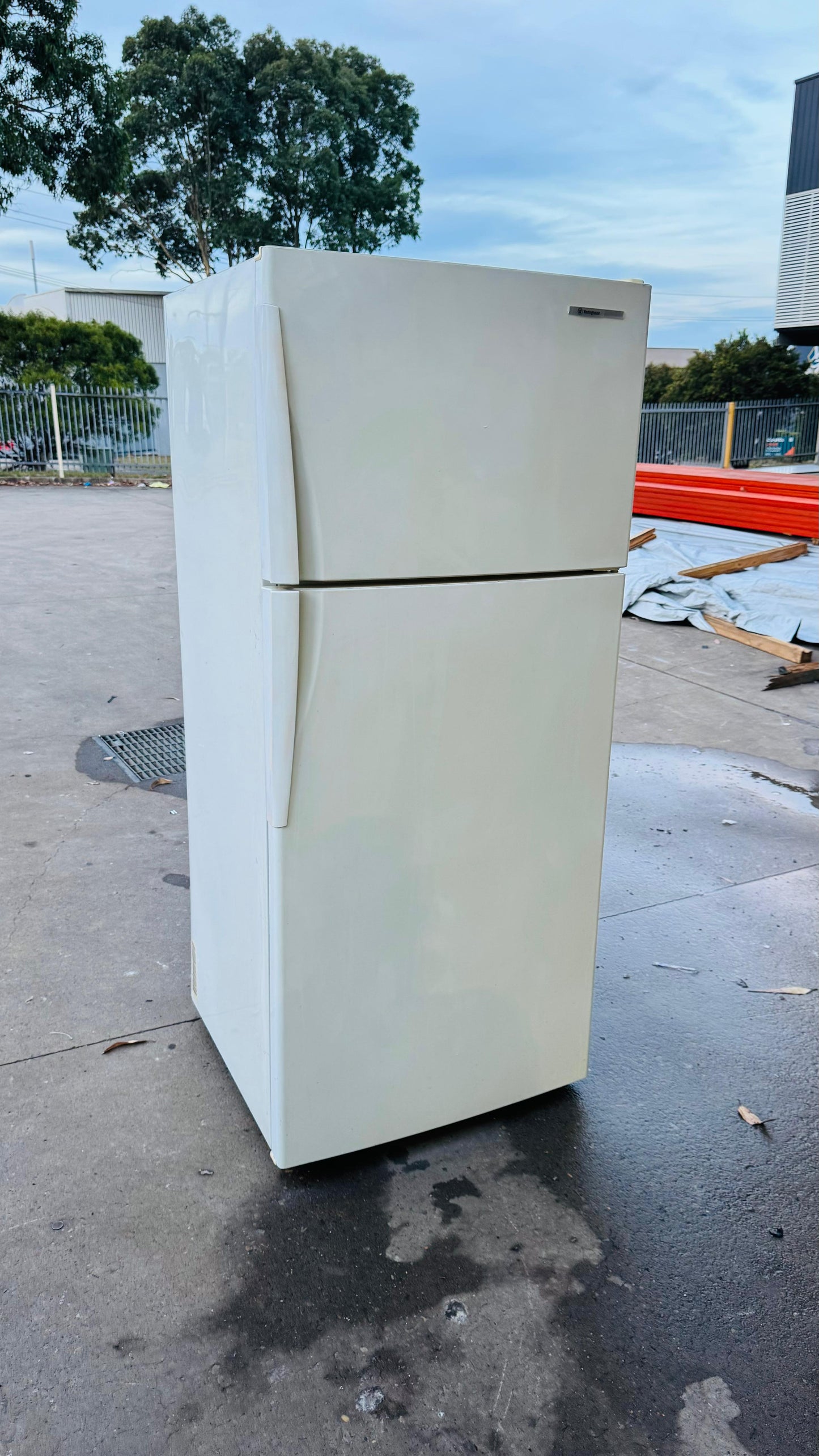 WESTINGHOUSE 416 LITRES FRIDGE FREEZER