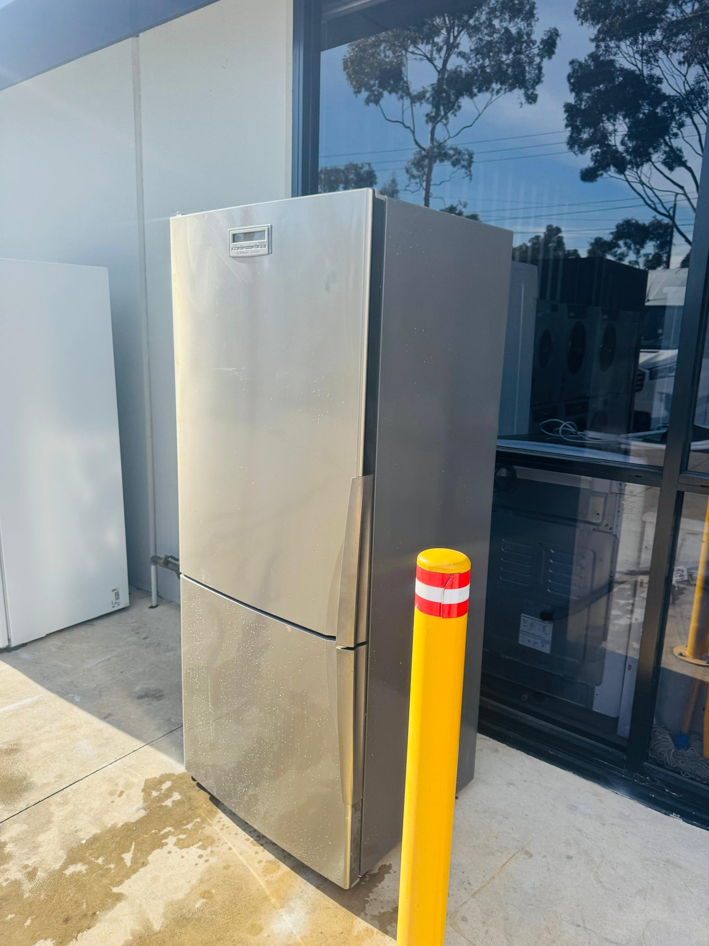 WESTINGHOUSE 380 LITRES FRIDGE FREEZER