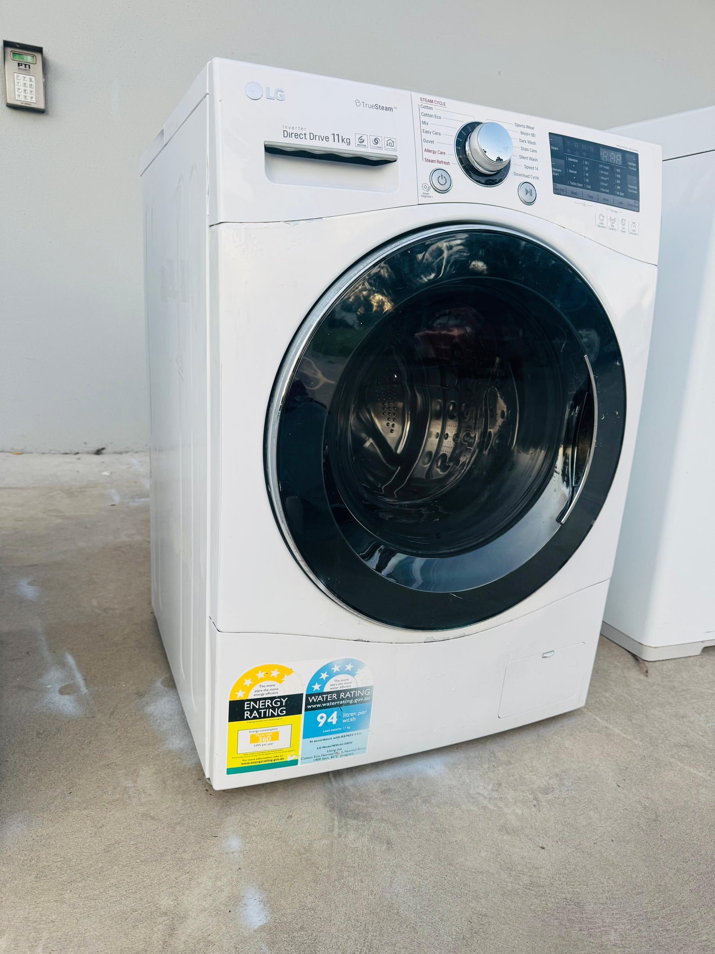 LG 11 KGS FRONT LOADER WASHING MACHINE