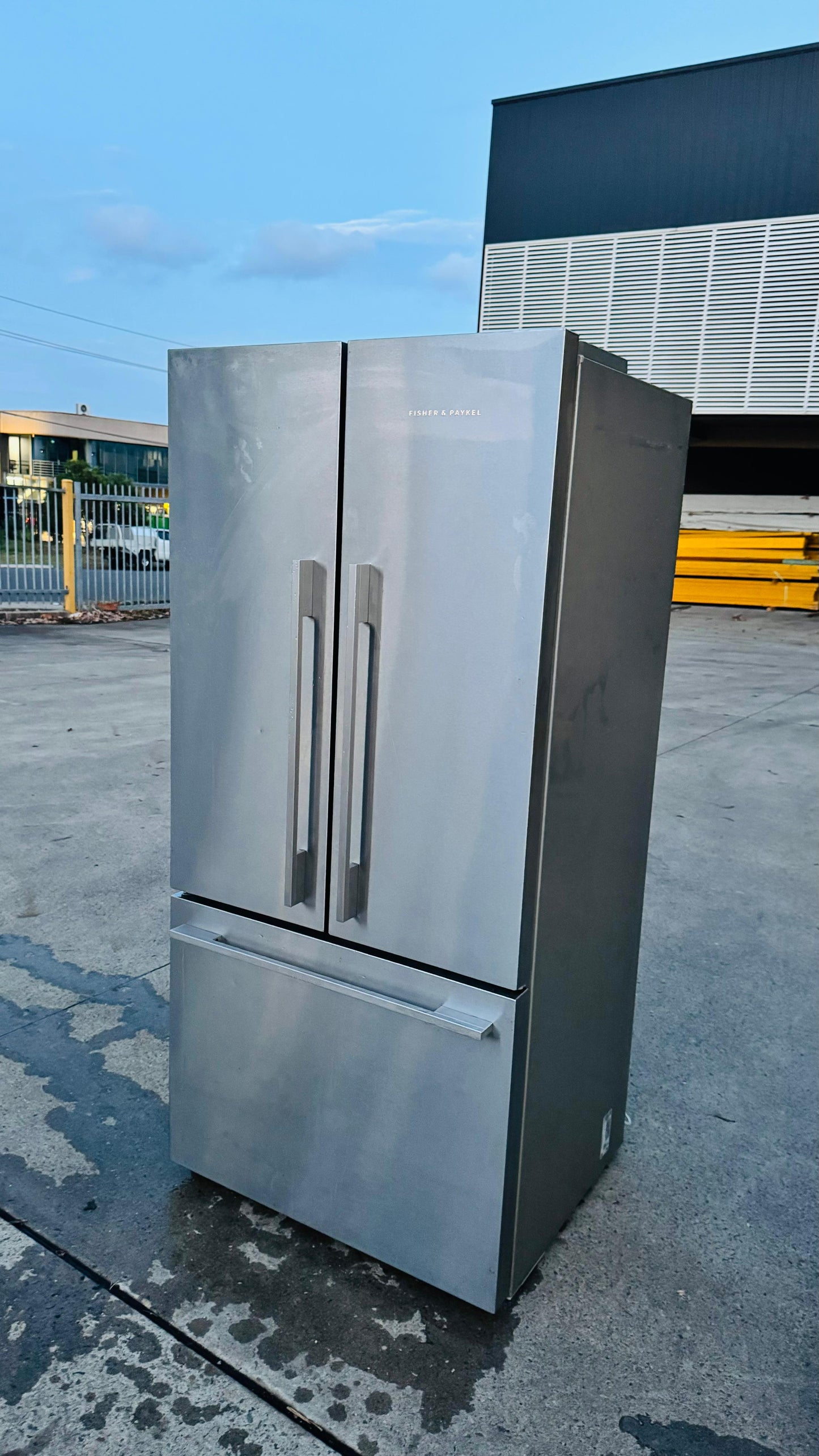 FISHER AND PAYKEL 519 LITRES FRENCH DOOR FRIDGE FREEZER