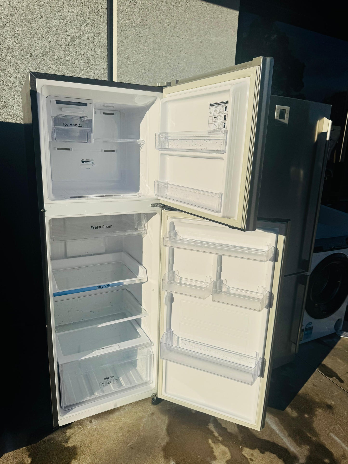SAMSUNG 341 LITRES FRIDGE FREEZEE