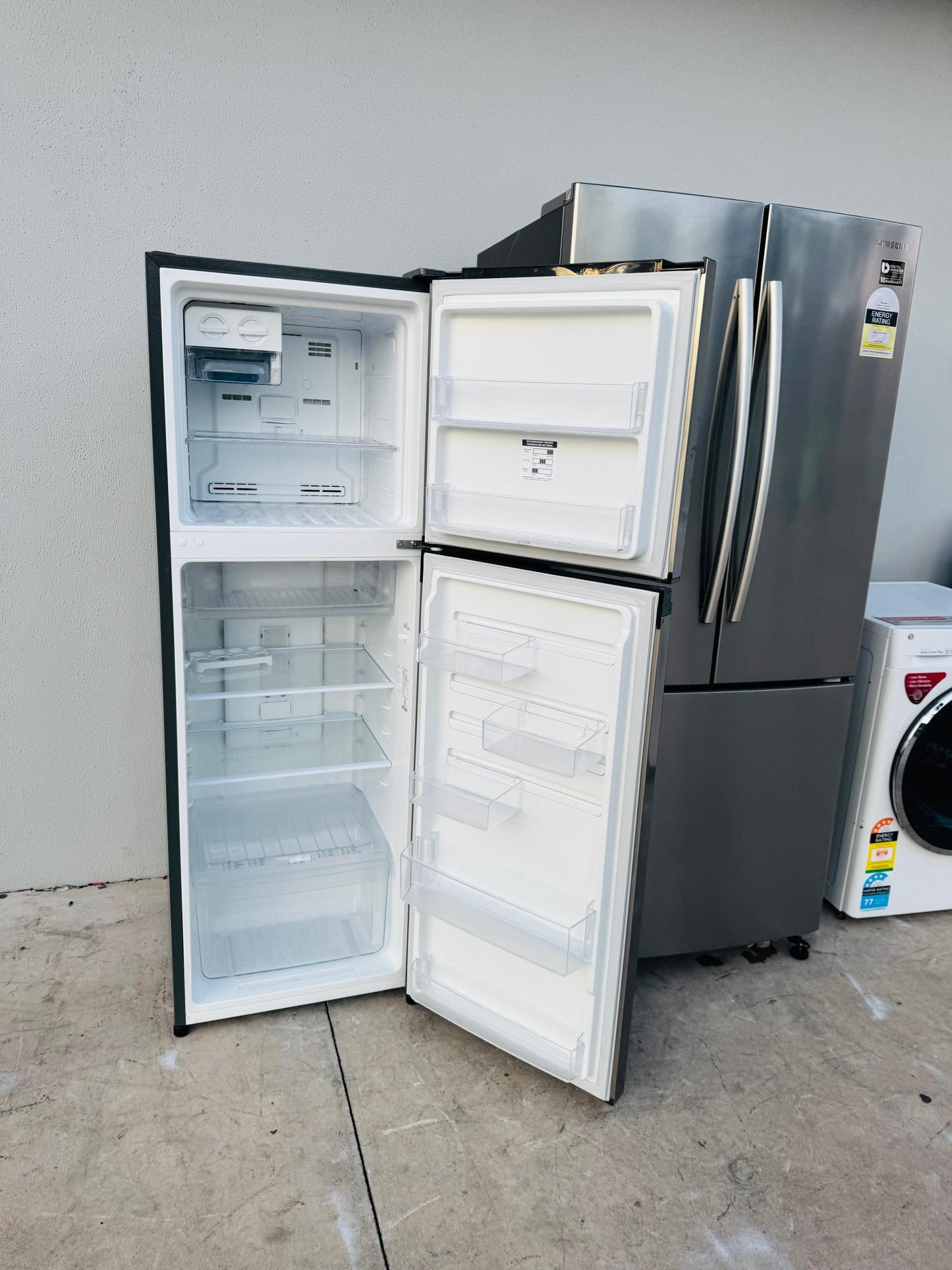 WESTING HOUSE 276 LITRES FRIDGE FREEZER
