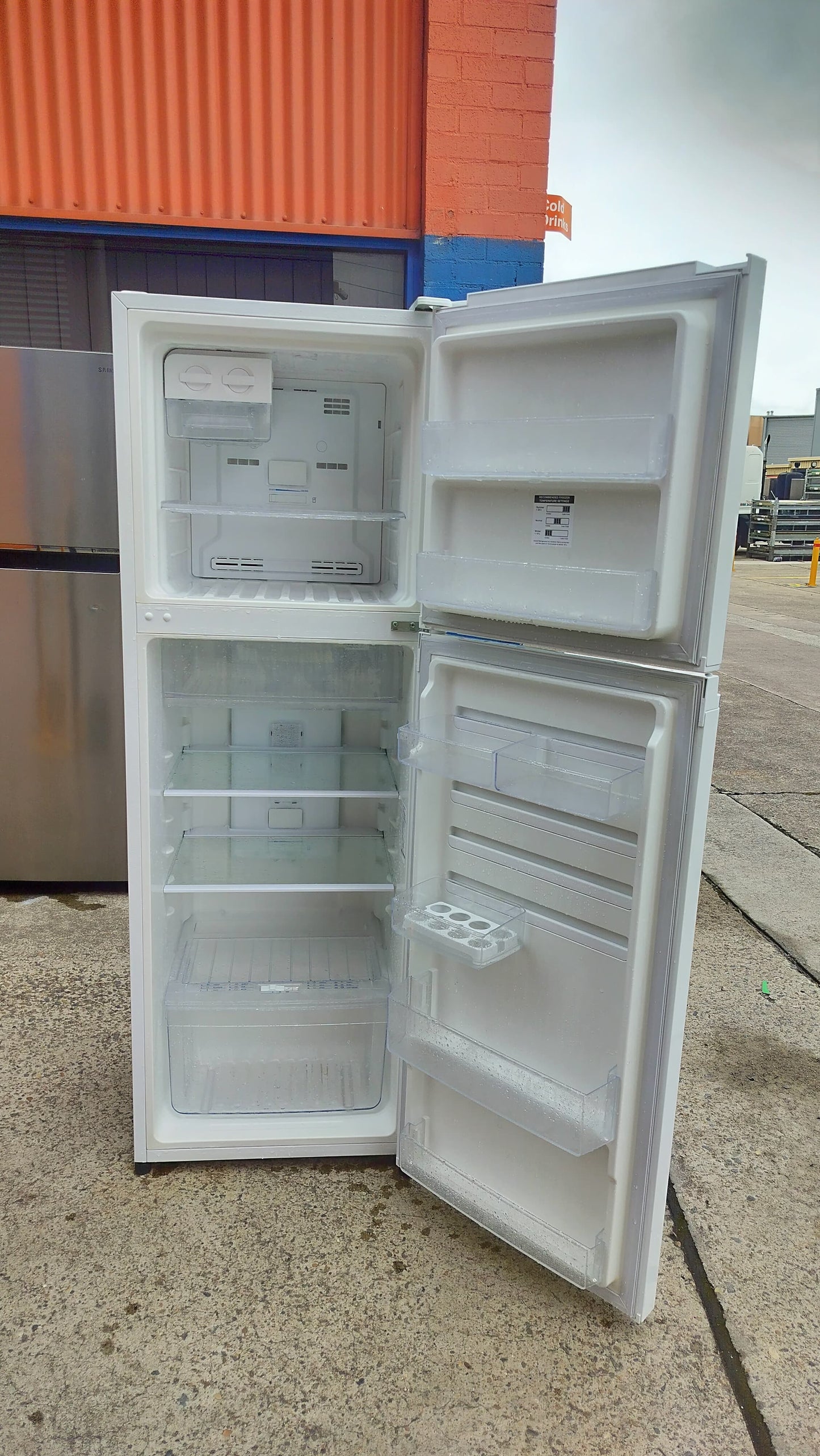 **WESTINGHOUSE 276 LITERS FRIDGE FREEZER**