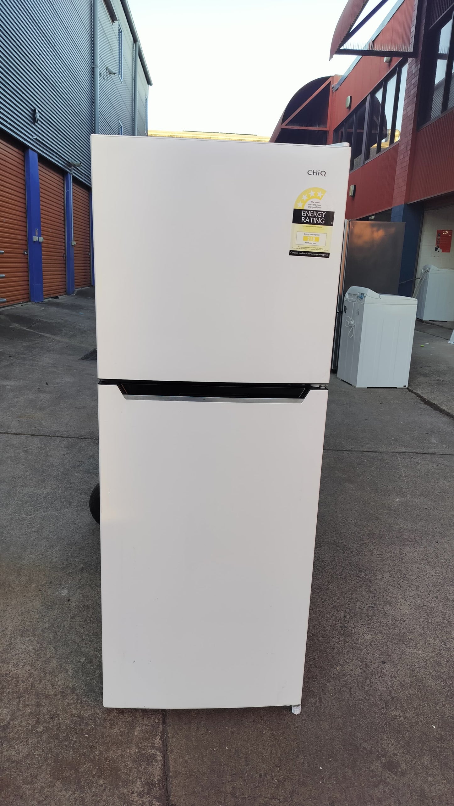 **CHIQ 216 LITRES FRIDGE FREEZER**